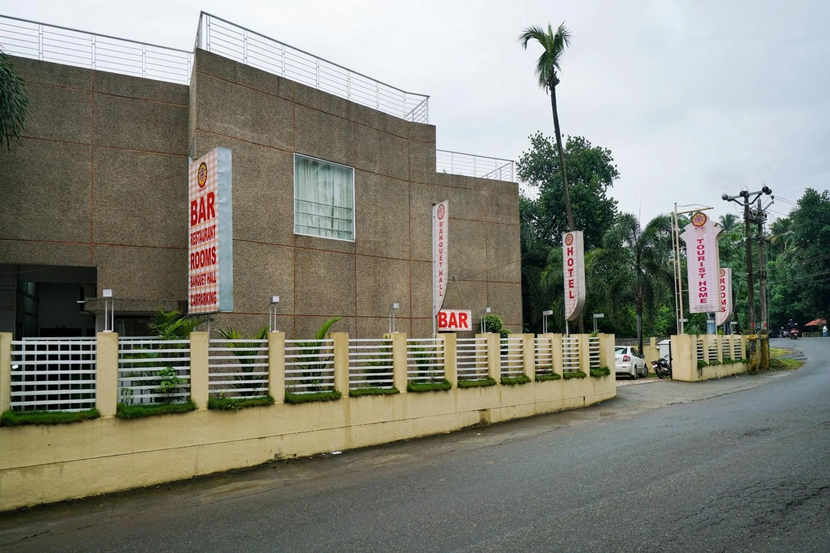 Facade/entrance in Super Townhouse Mookkannoor Tourist Home