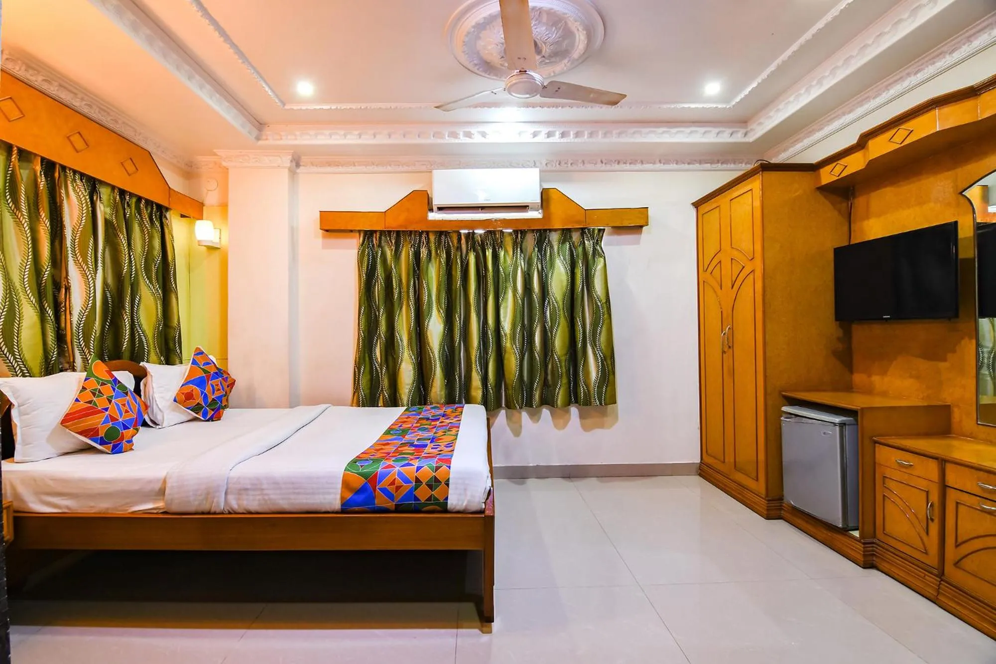 Bed in FabHotel Wild Orchid - 800m from Medica Superspecialty Hospital