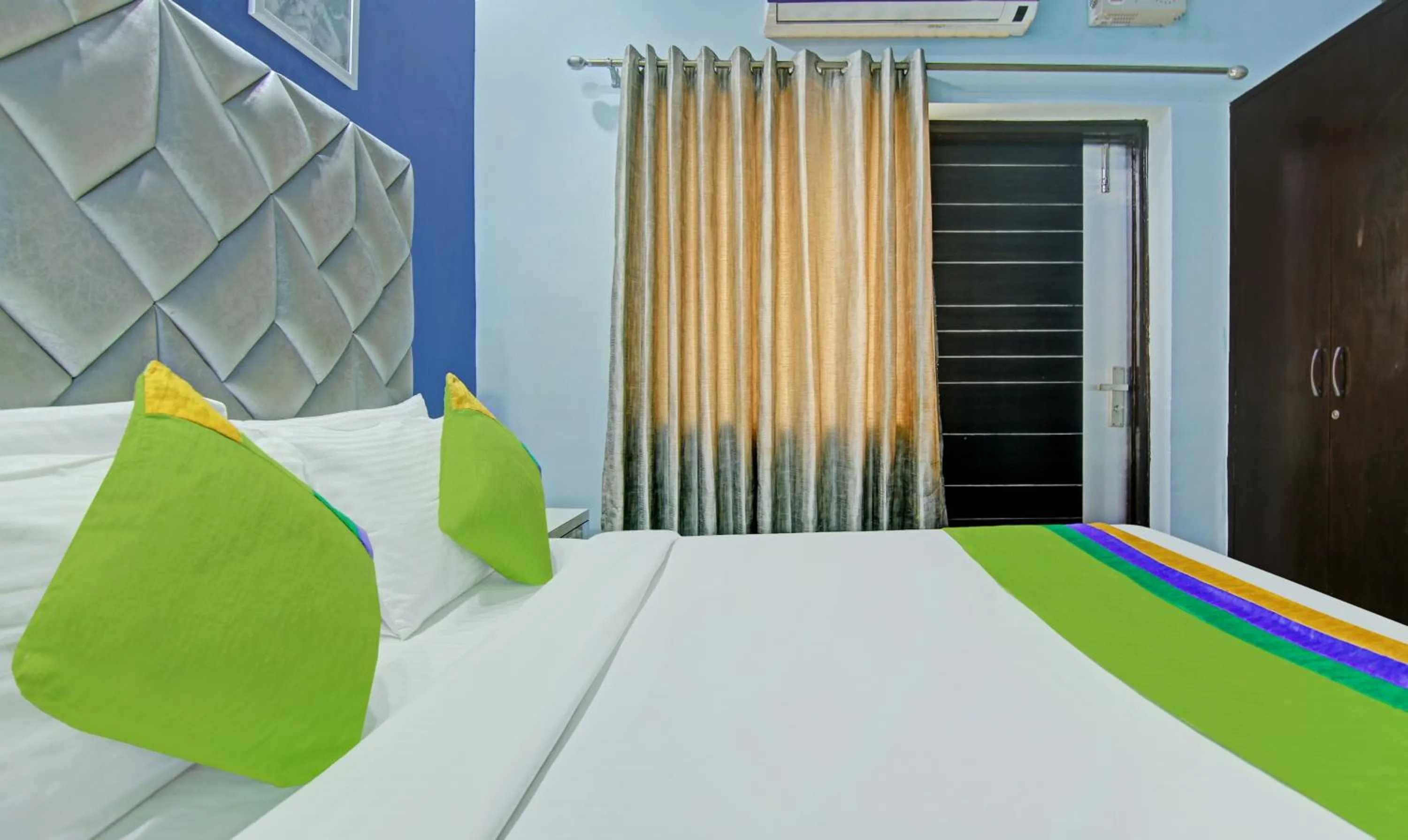 Bedroom, Bed in Itsy Hotels Golden Vista