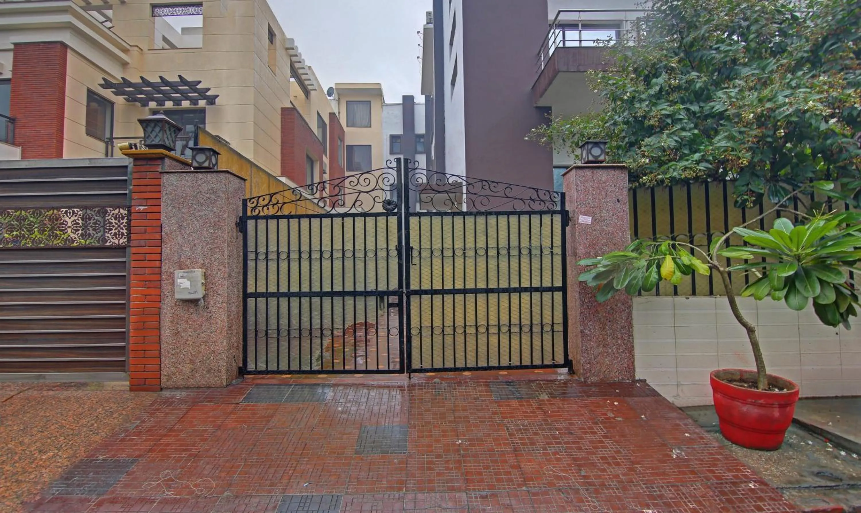 Facade/entrance in Itsy Hotels Golden Vista