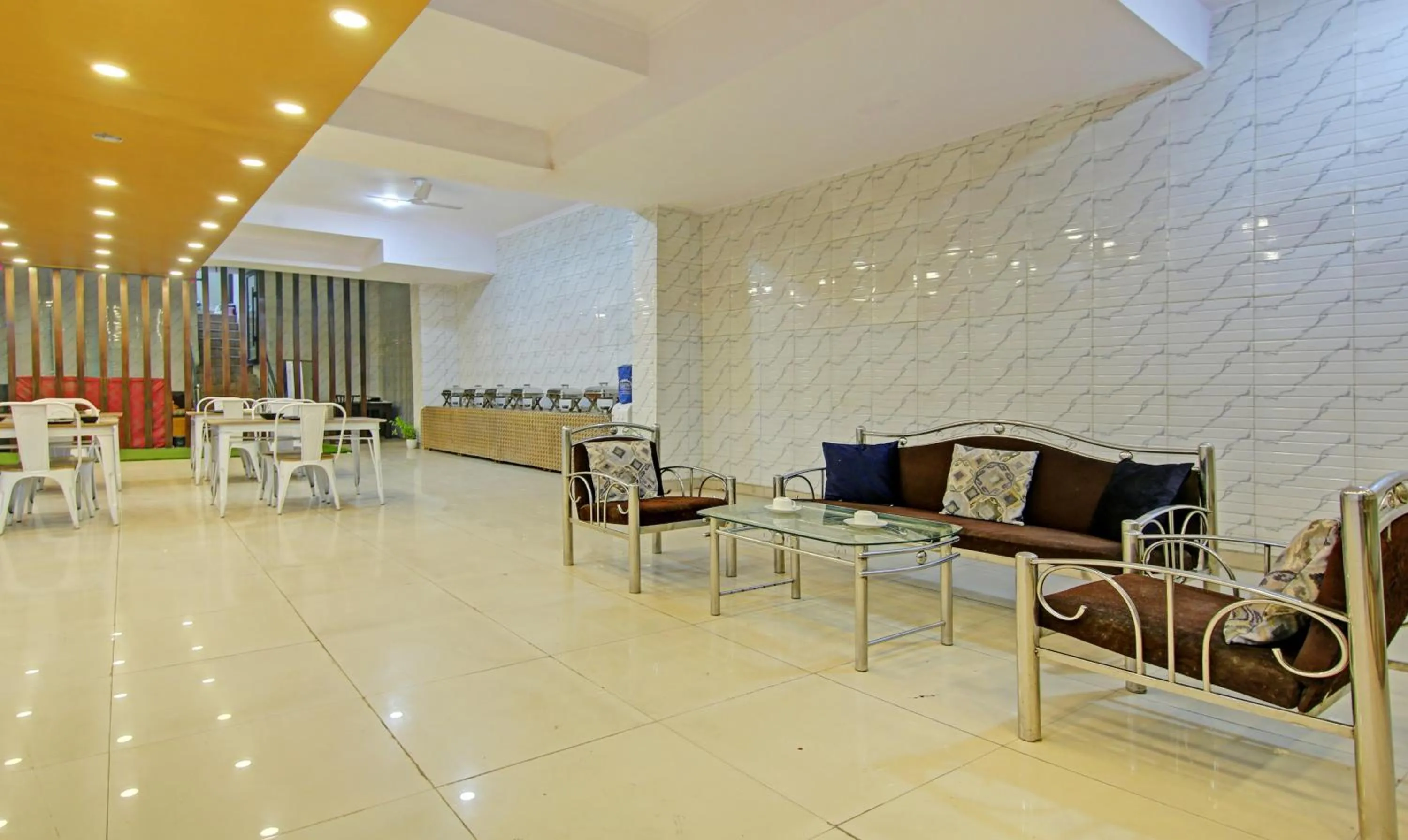 Seating area in Itsy Hotels Golden Vista