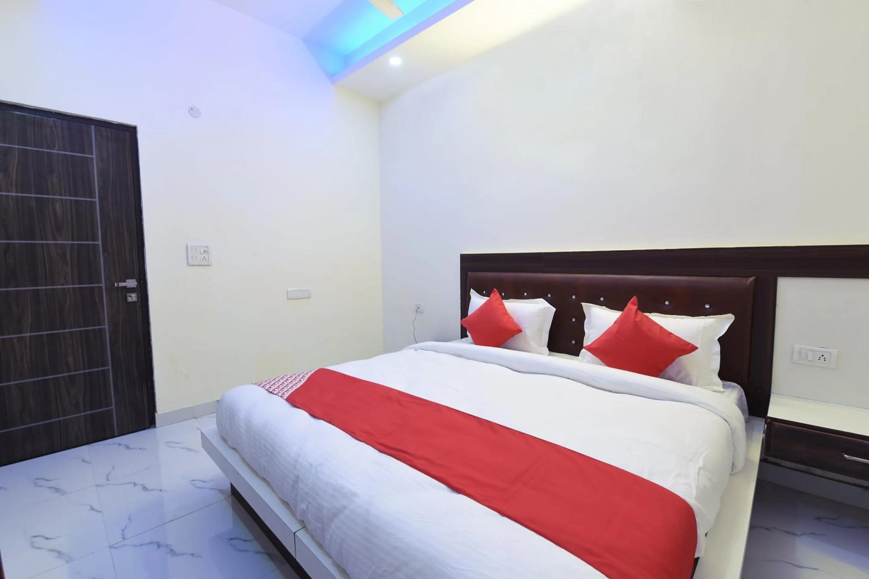 Bedroom in Hotel O The Signature Hotel Near Iskcon Temple Noida