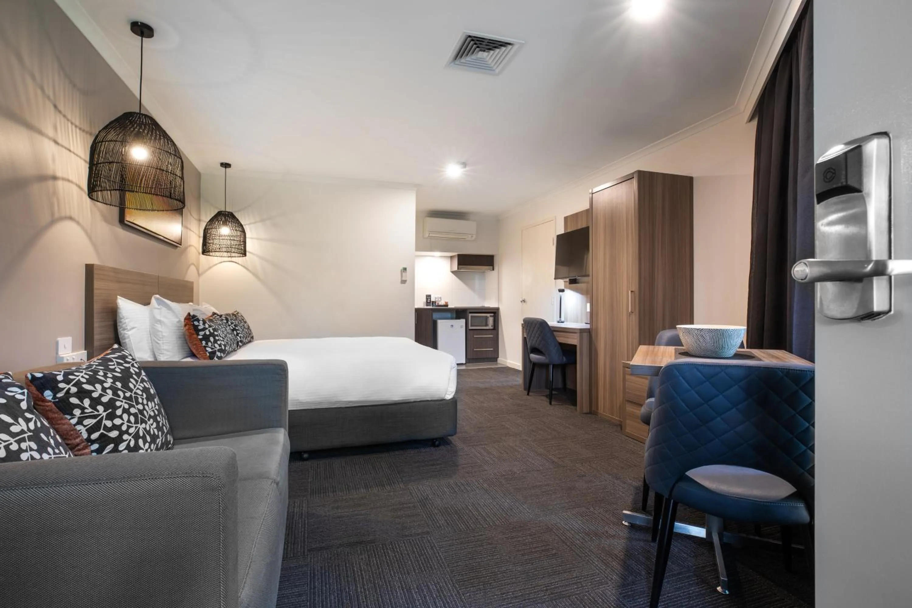 Photo of the whole room, Bed in Nightelier Doncaster