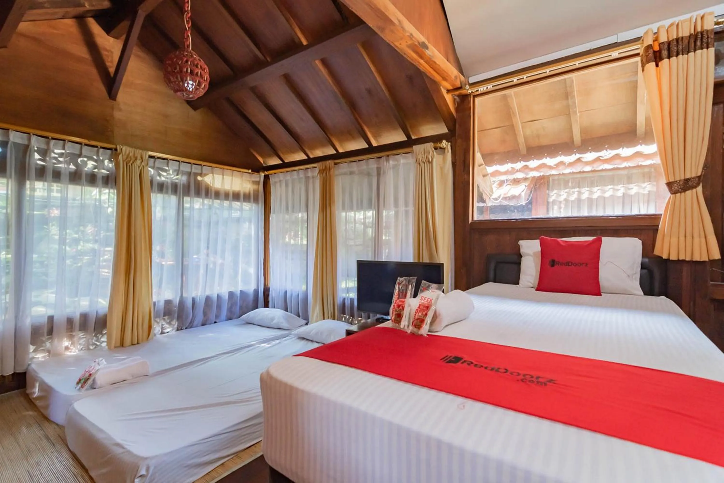 Bedroom, Bed in RedDoorz near Farmhouse Lembang