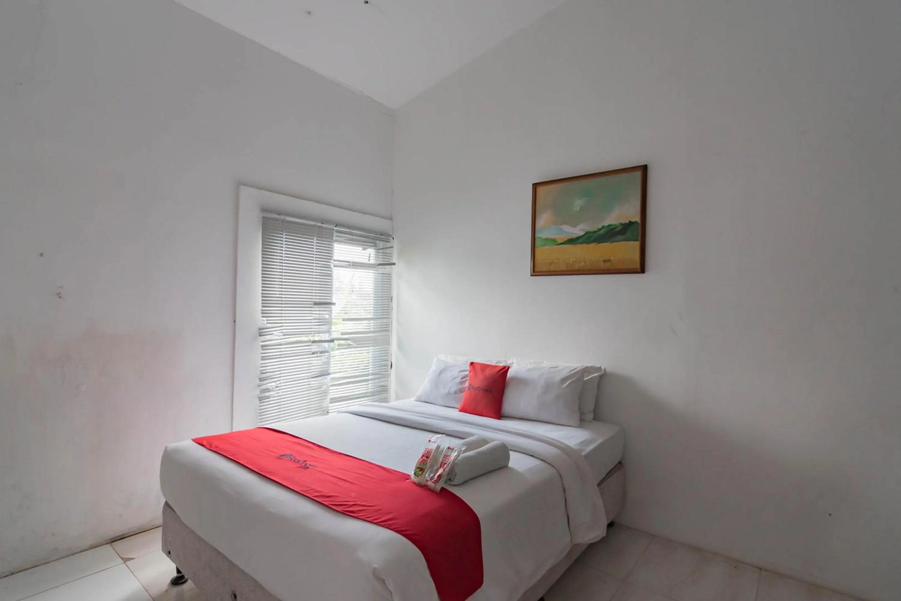 Bedroom, Bed in RedDoorz near Farmhouse Lembang