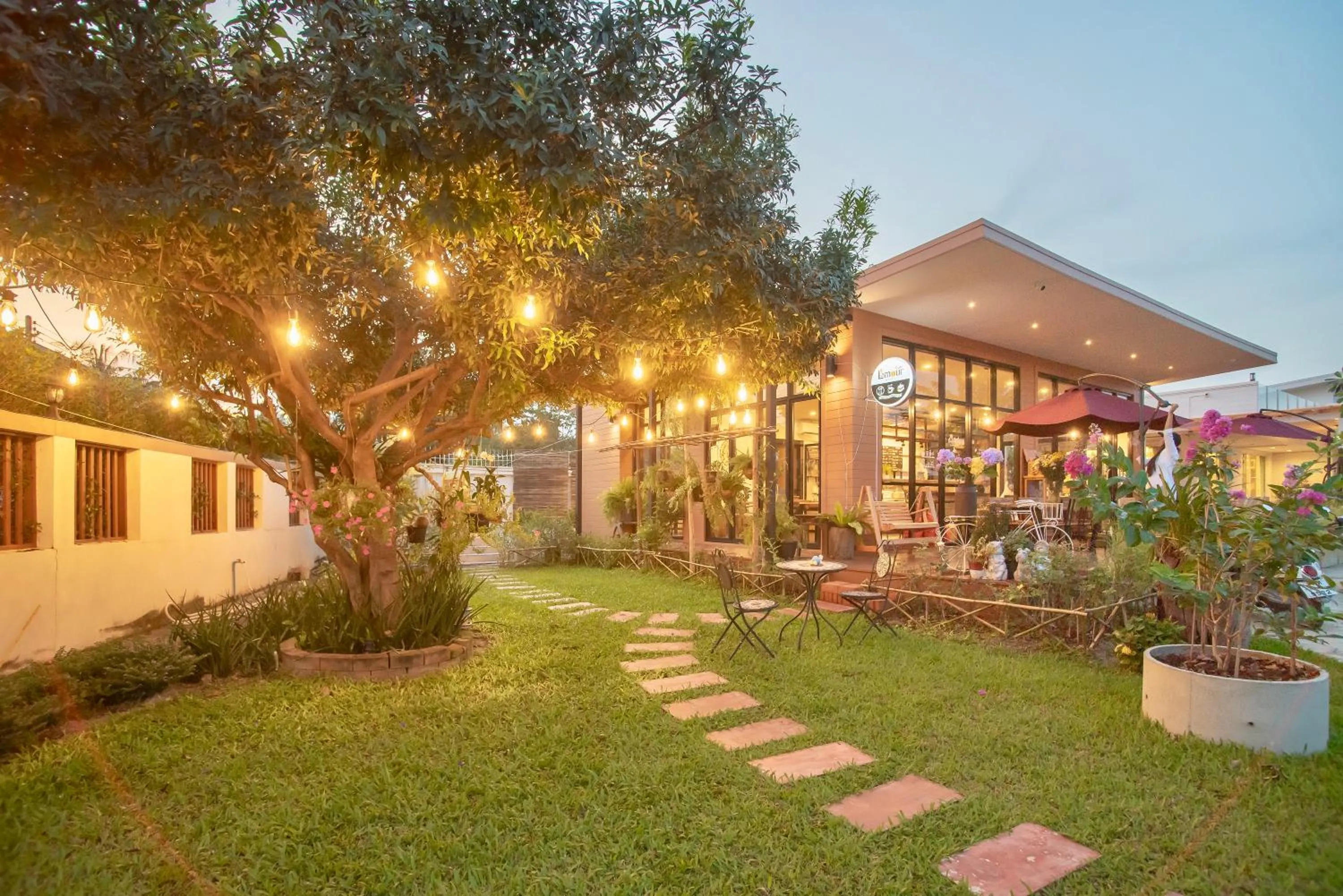 Restaurant/places to eat in Kan & Kan Luxury Pool Villa Hua Hin with all bathtub