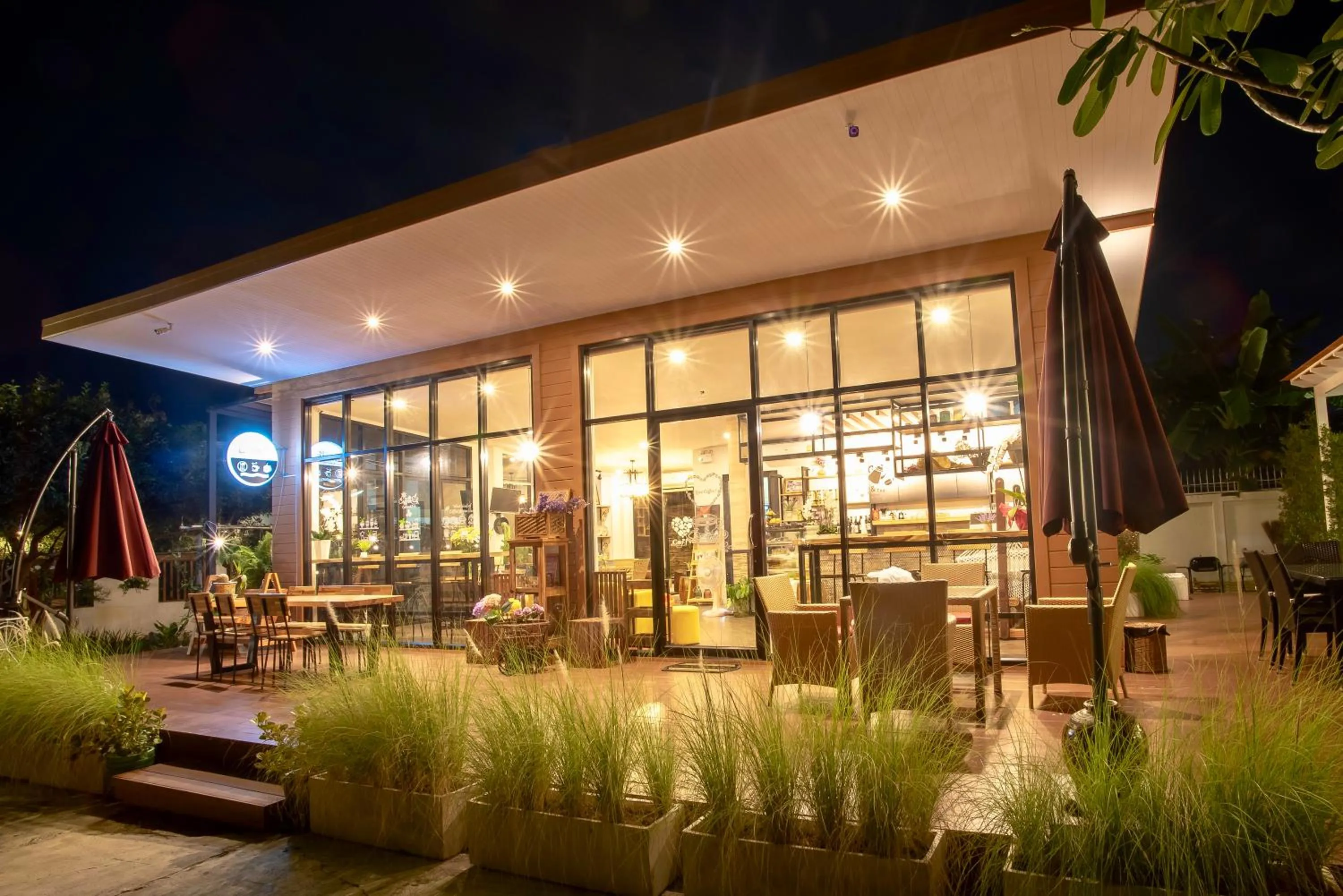 Restaurant/places to eat in Kan & Kan Luxury Pool Villa Hua Hin with all bathtub