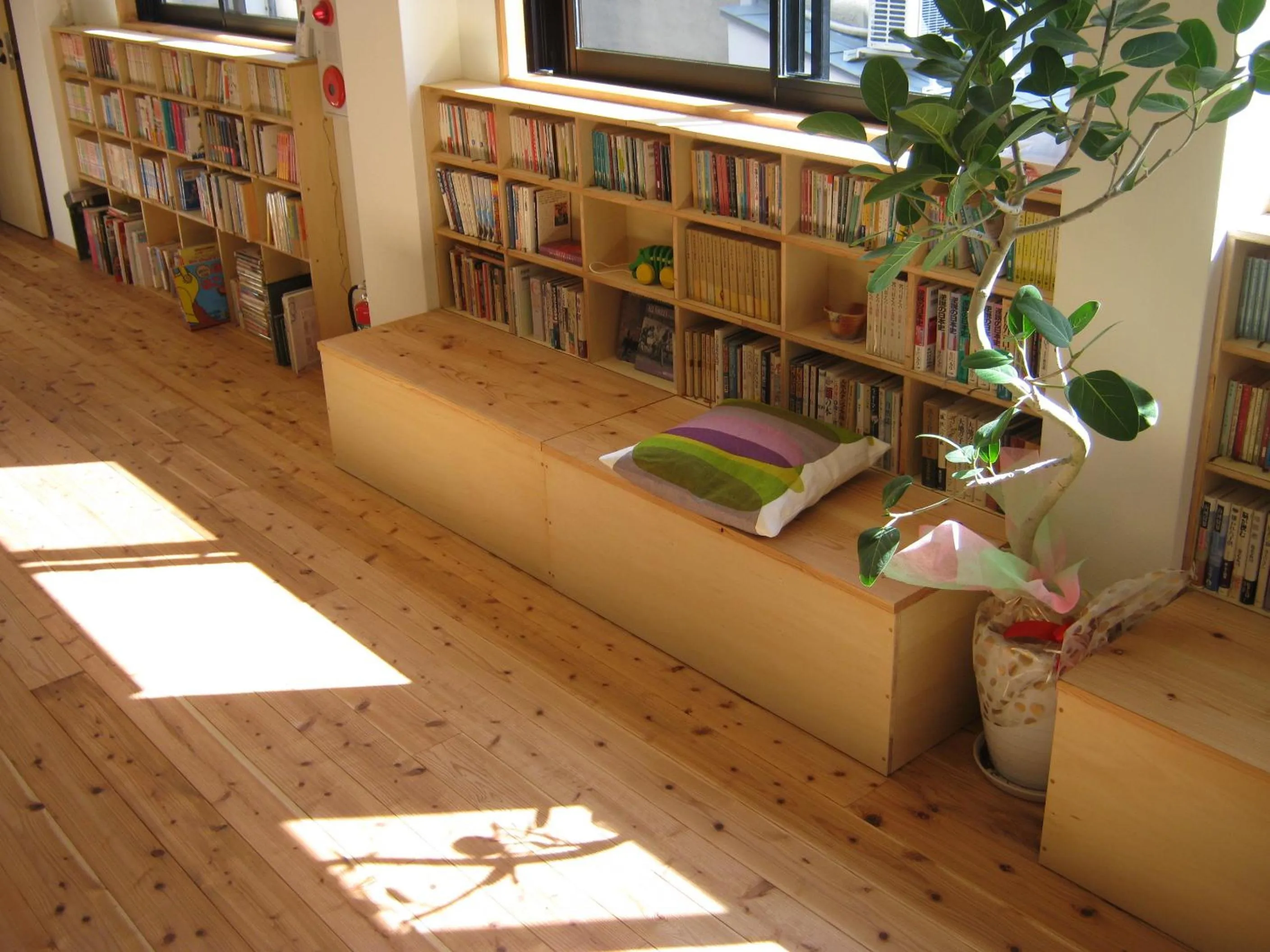 Library in Guesthouse Hyakumanben Cross