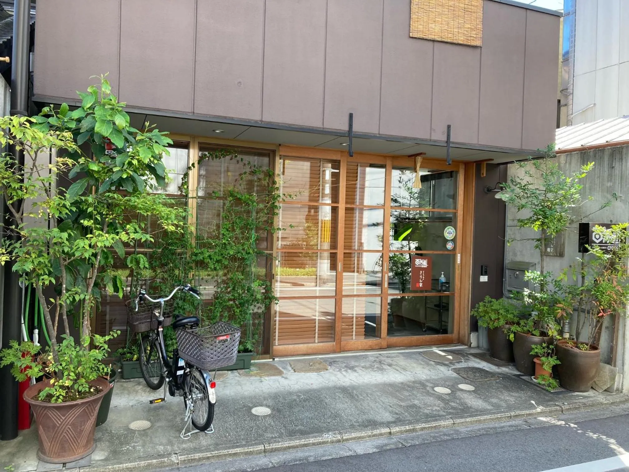 Property building in Guesthouse Hyakumanben Cross