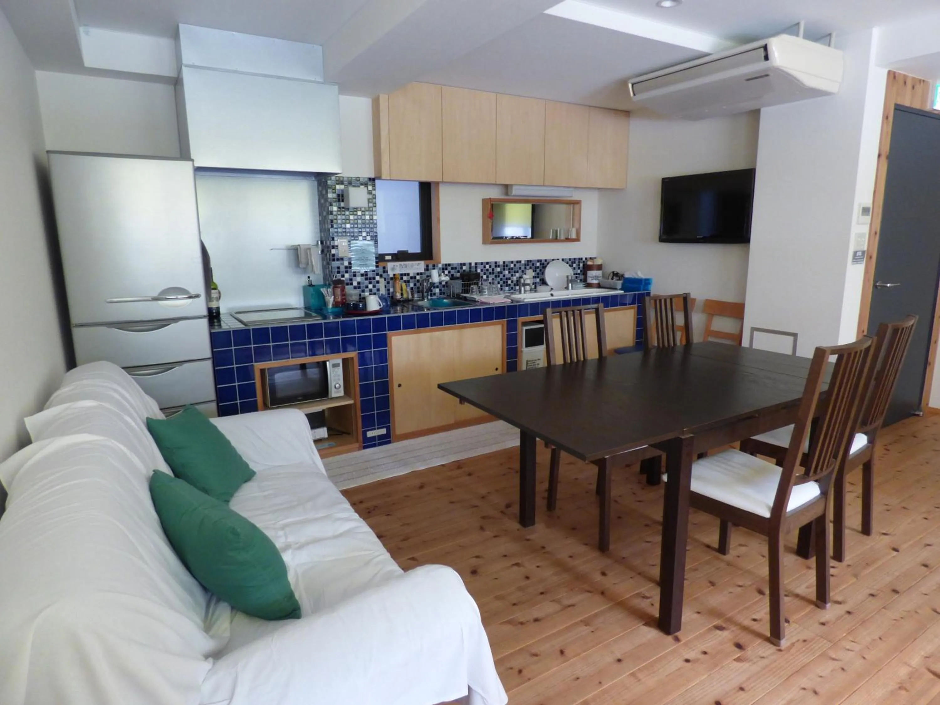 Communal lounge/ TV room in Guesthouse Hyakumanben Cross