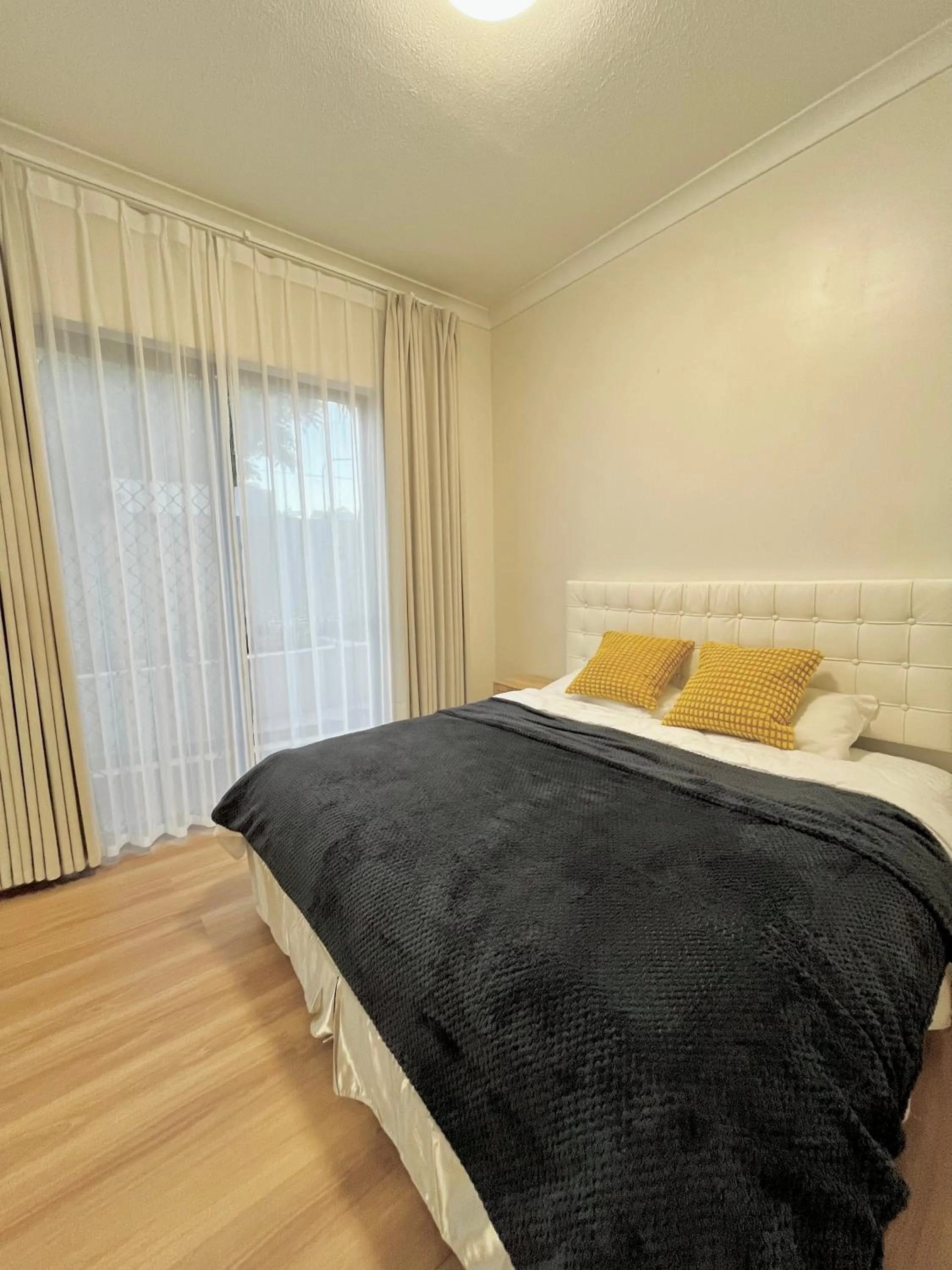 Bedroom, Bed in Parkview Apartments