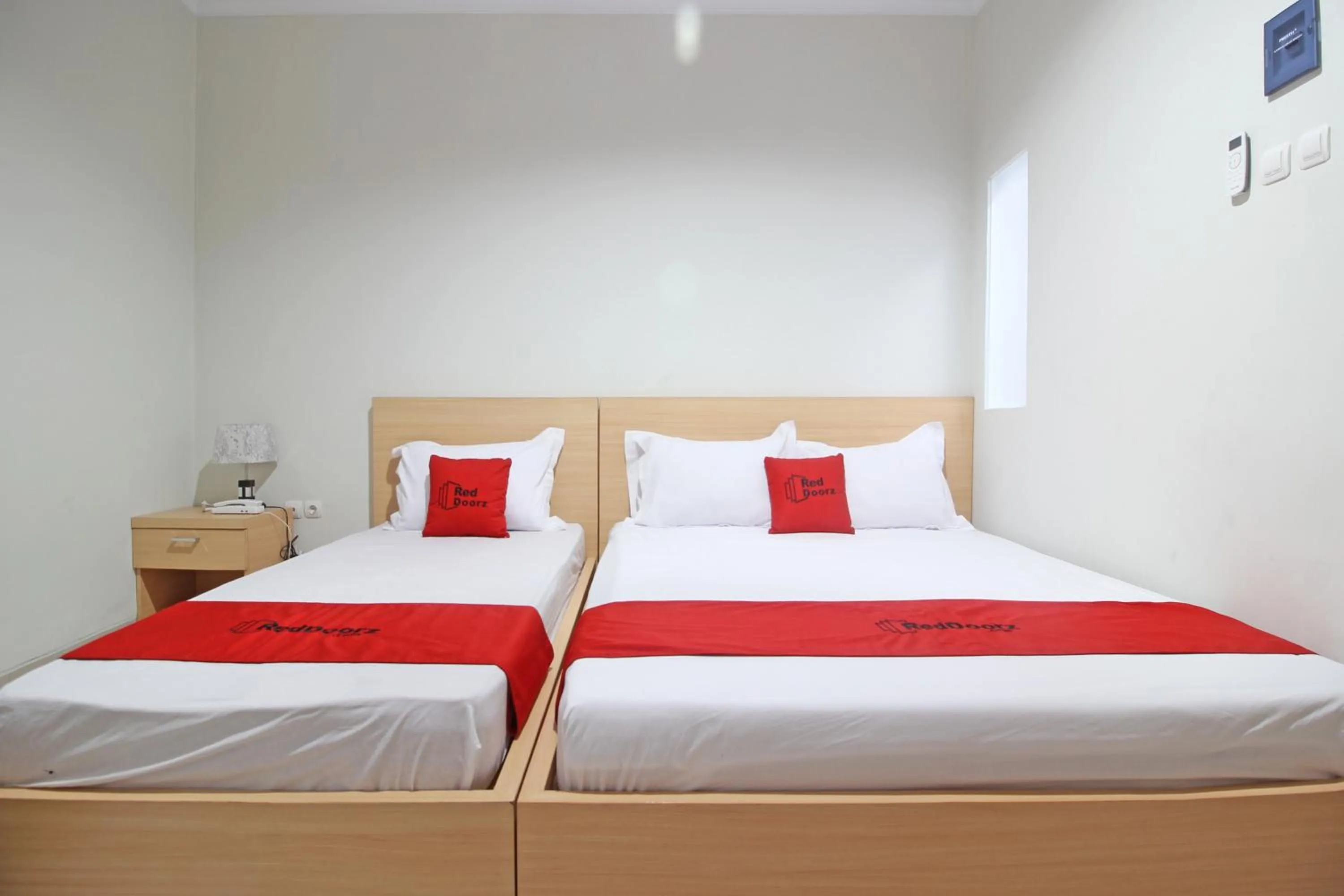 Bedroom, Bed in RedDoorz near AMIKOM Yogyakarta