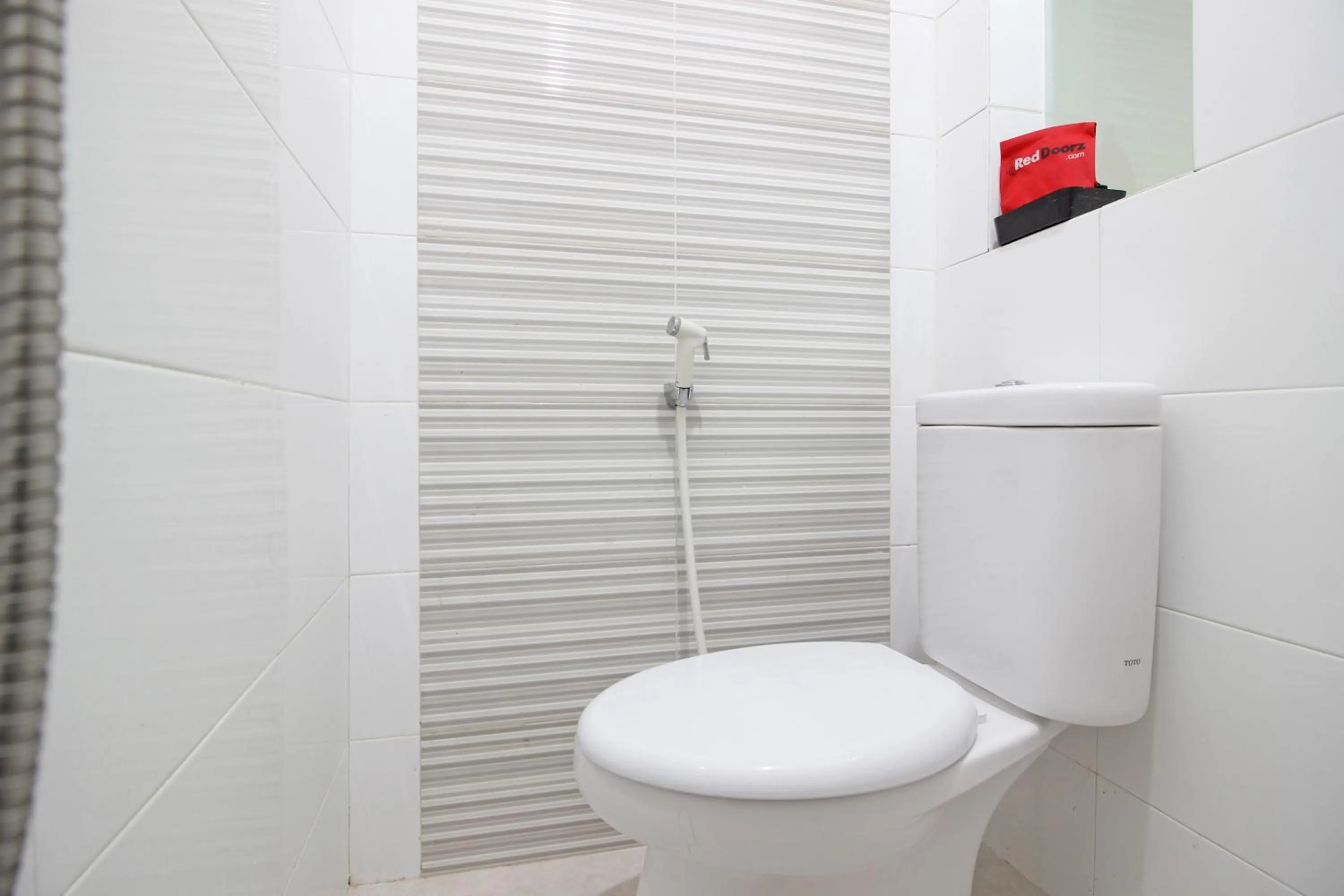 Bathroom in RedDoorz near AMIKOM Yogyakarta