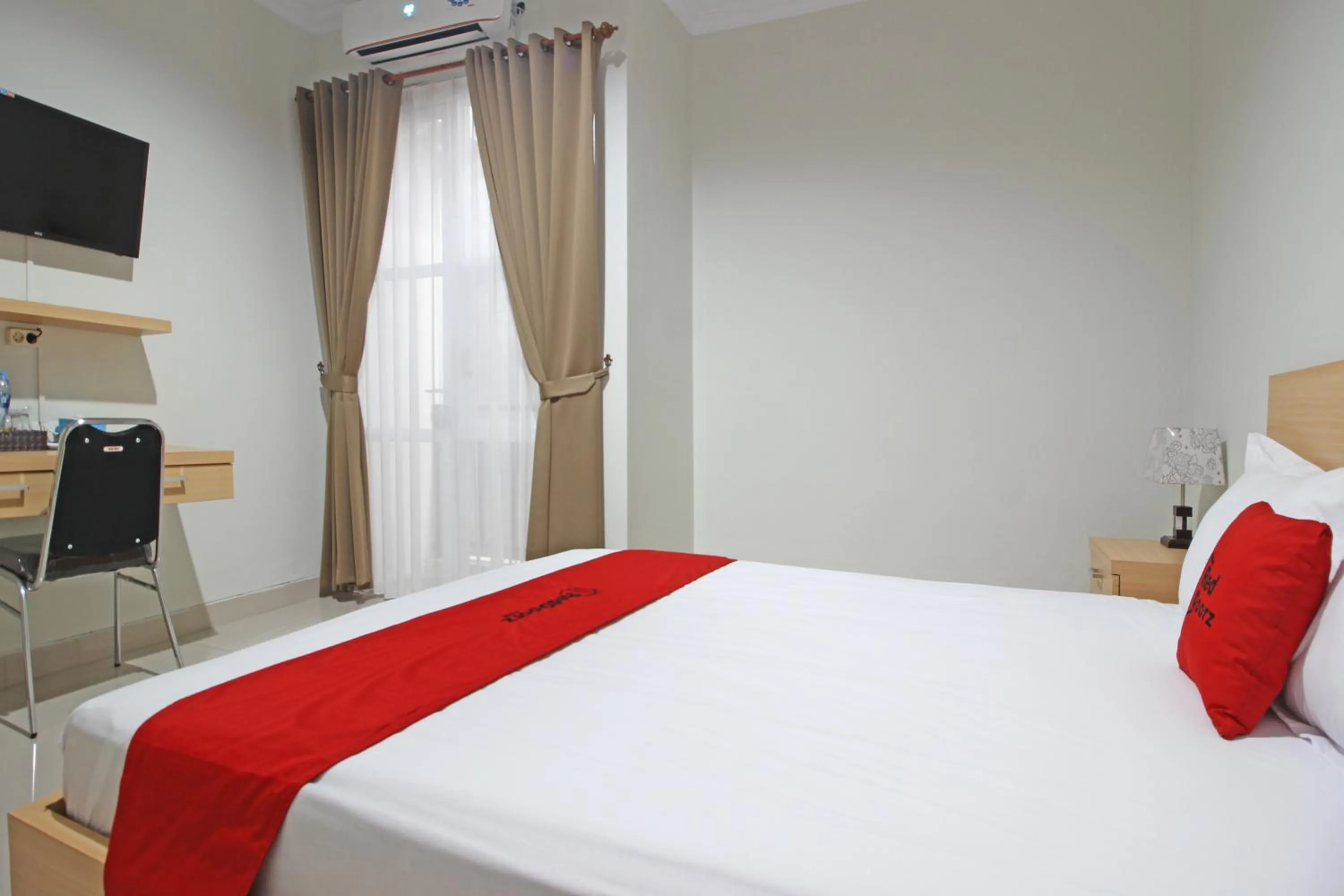 Bedroom, Bed in RedDoorz near AMIKOM Yogyakarta