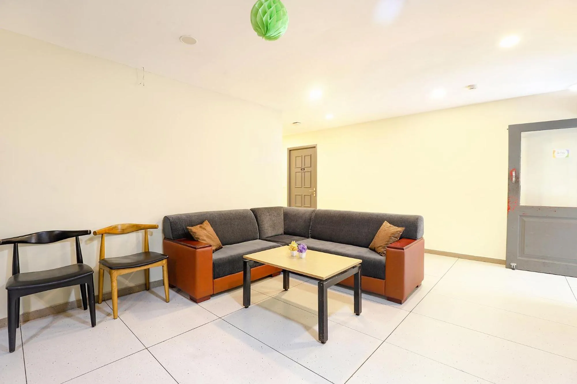 Seating area in Super Townhouse 056 T Nagar Chennai Near AGS Cinemas T Nagar