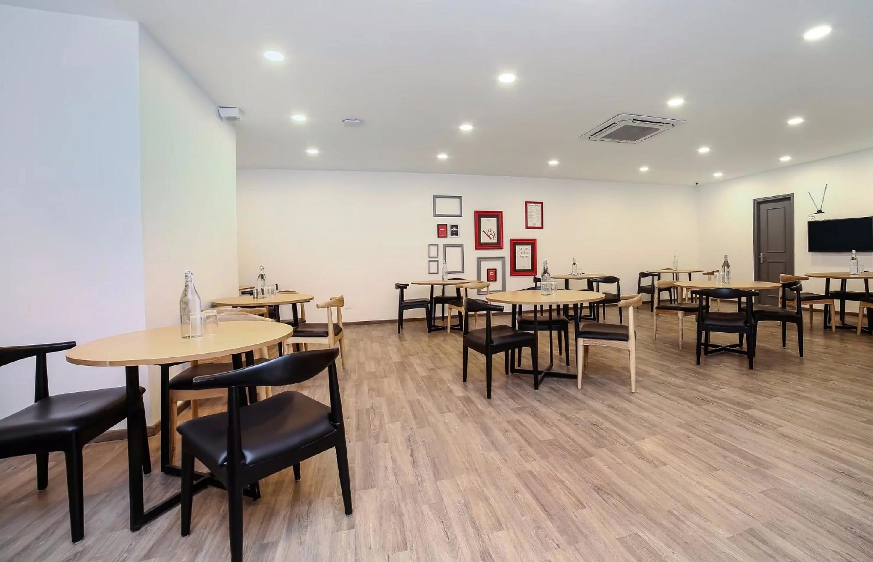 Restaurant/places to eat in Townhouse Chattarpur Opp. Tivoli Garden Near Chhatarpur Metro Station