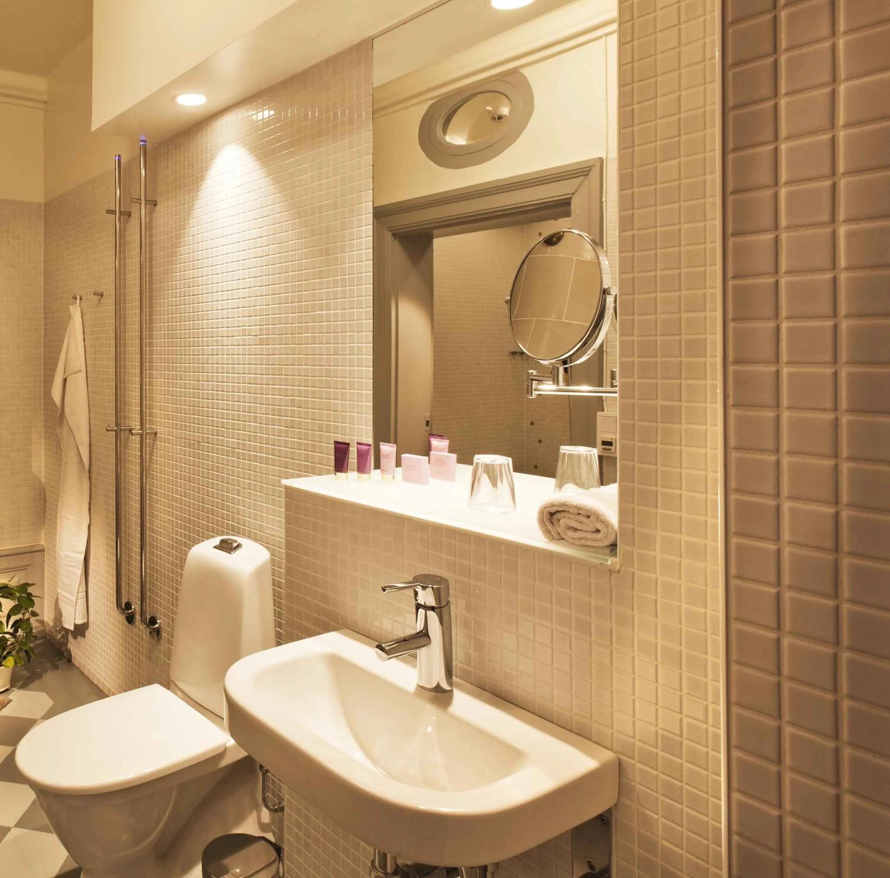 Bathroom in Rosersbergs Slottshotell