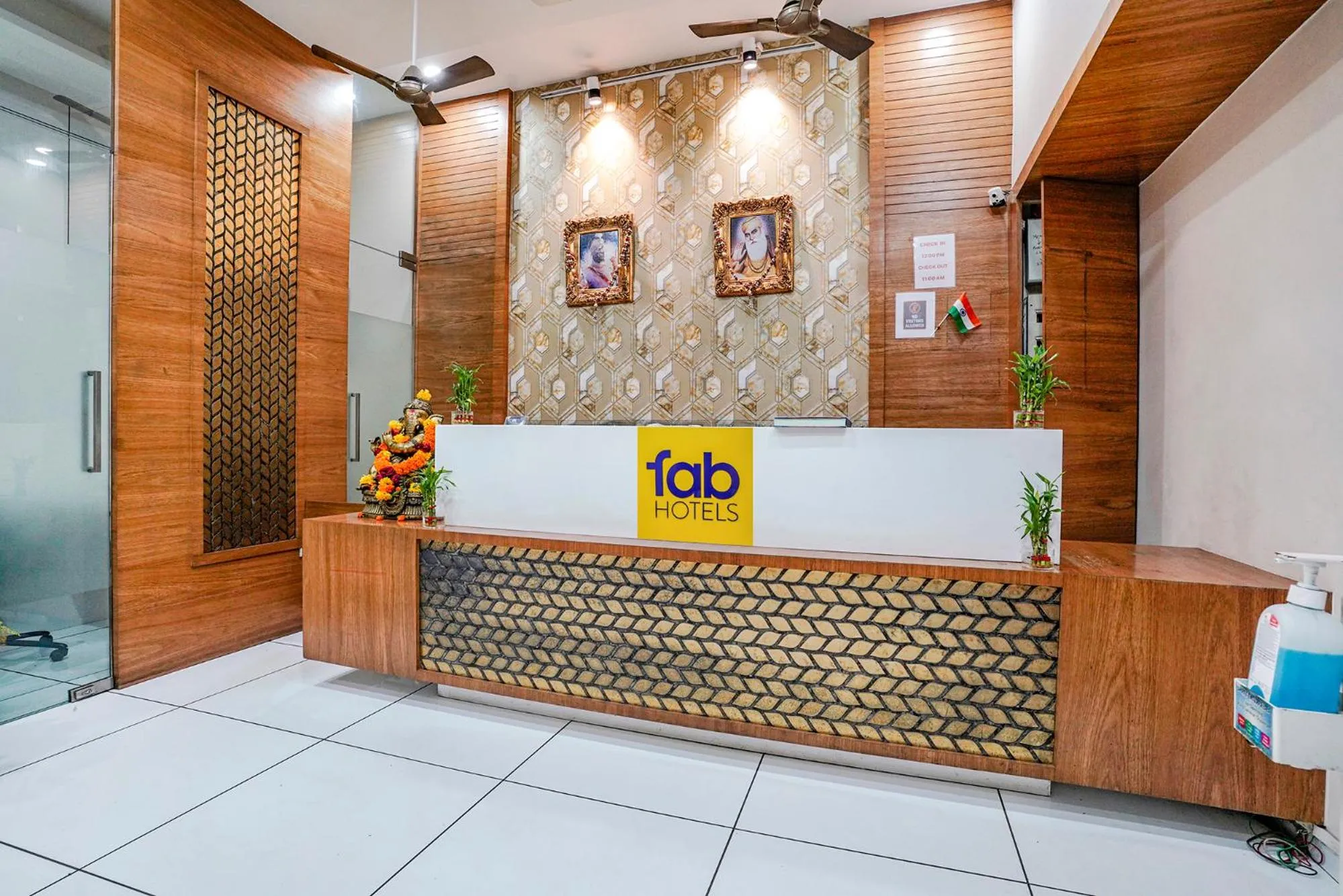 Lobby or reception in FabHotel Neelkamal - Chembur
