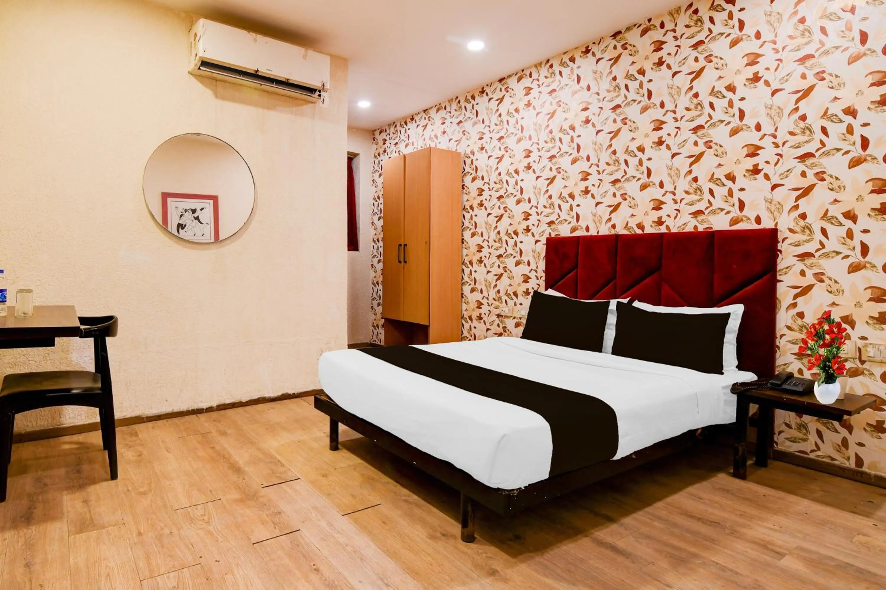Bedroom, Bed in Super Townhouse Science City Formerly Hotel Mannat International