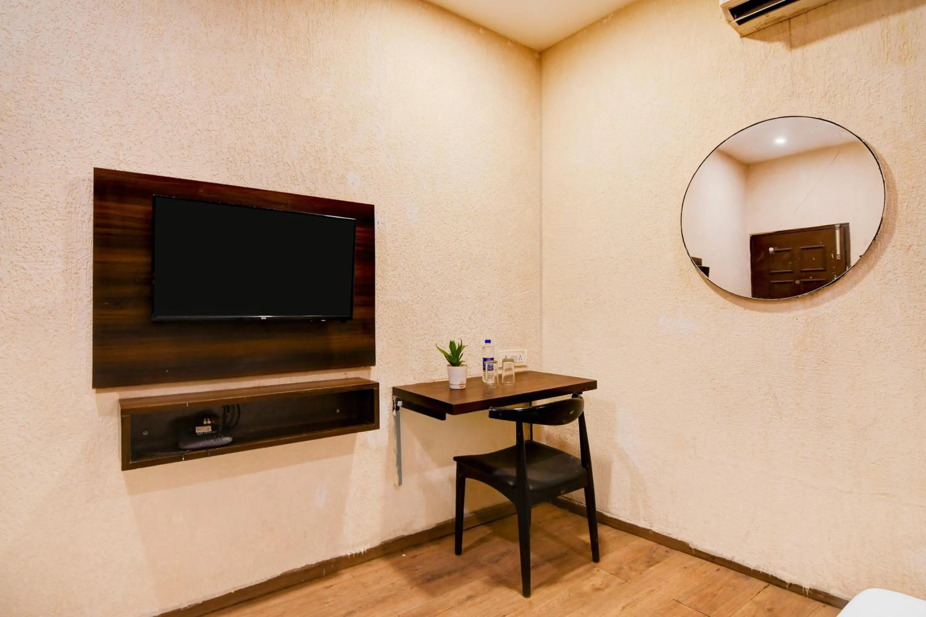 Bedroom in Super Townhouse Science City Formerly Hotel Mannat International