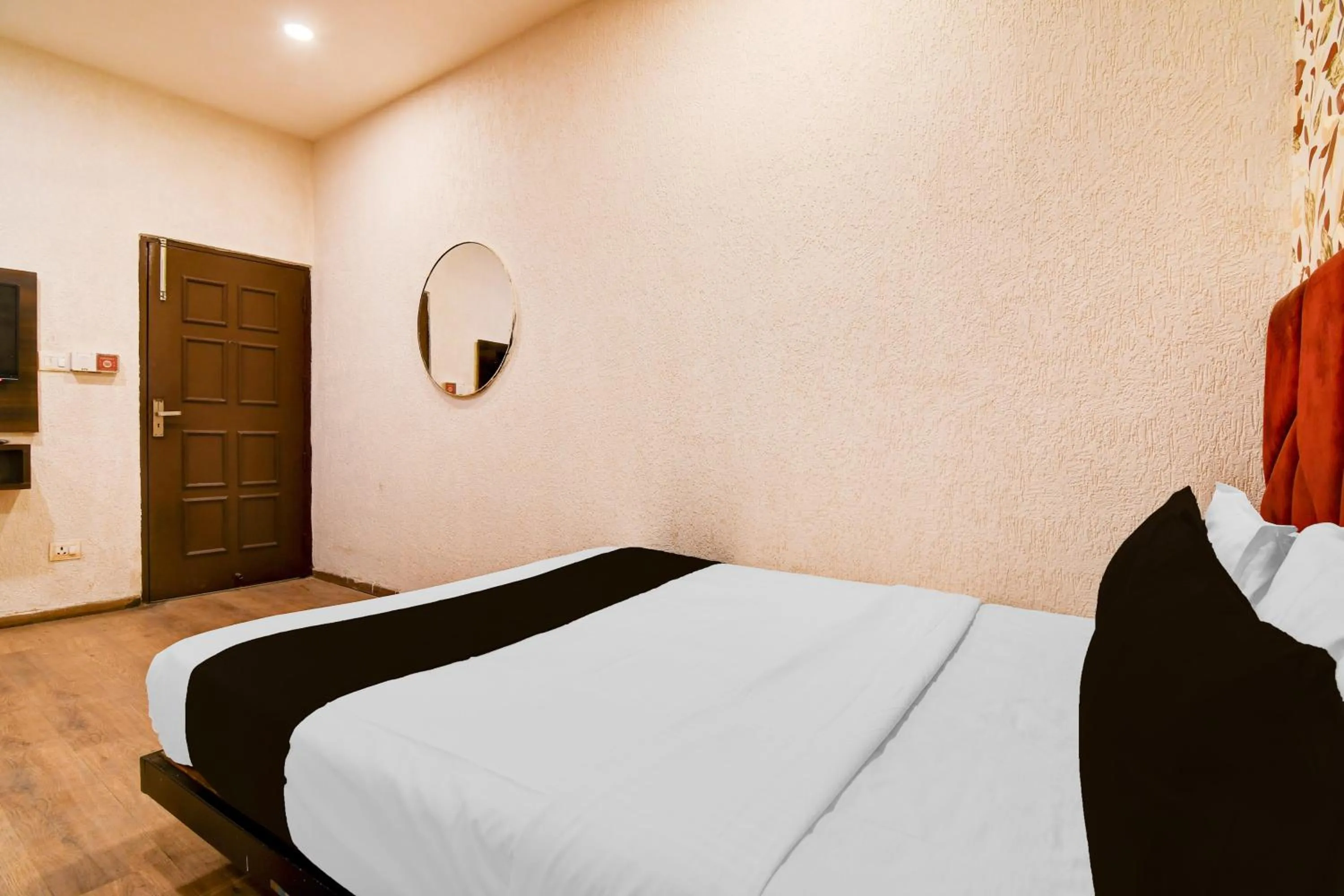 Bedroom, Bed in Super Townhouse Science City Formerly Hotel Mannat International