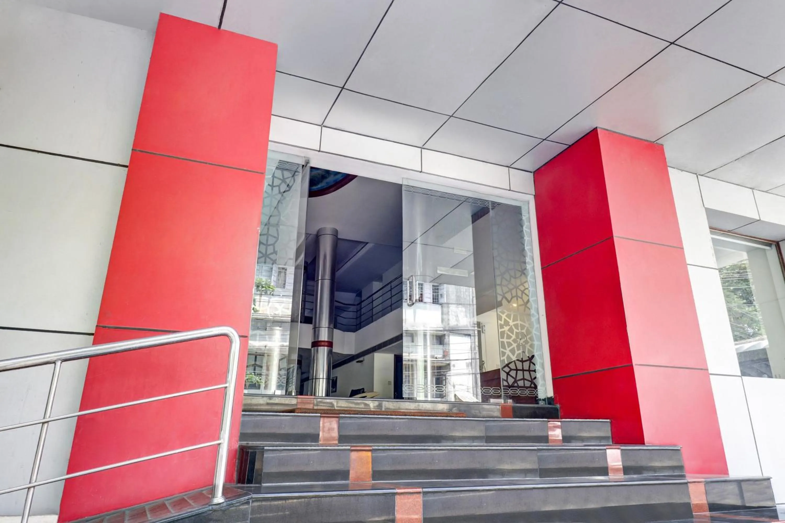 Facade/entrance in Super Collection O M G Road