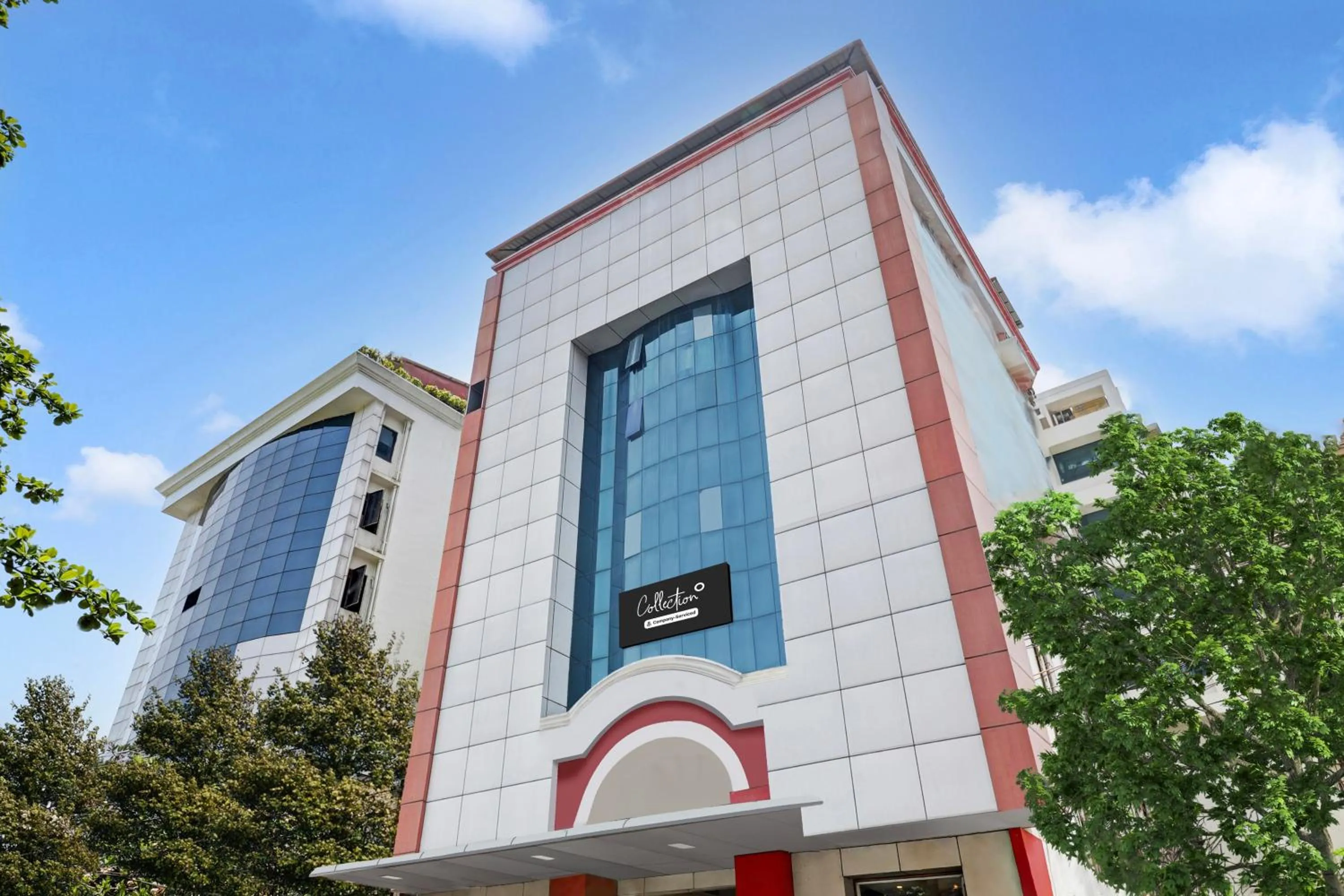 Facade/entrance in Super Collection O M G Road