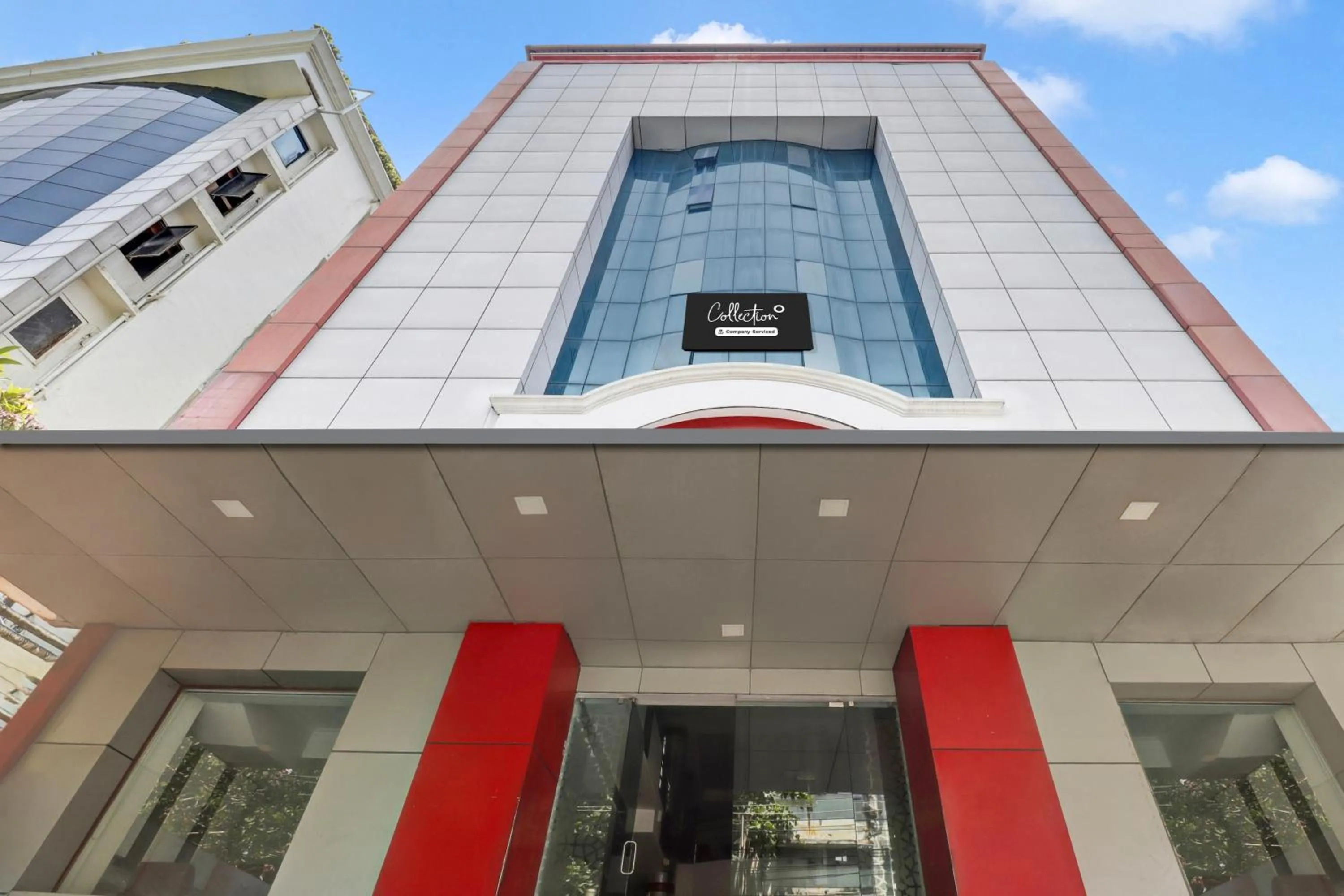 Facade/entrance in Super Collection O M G Road