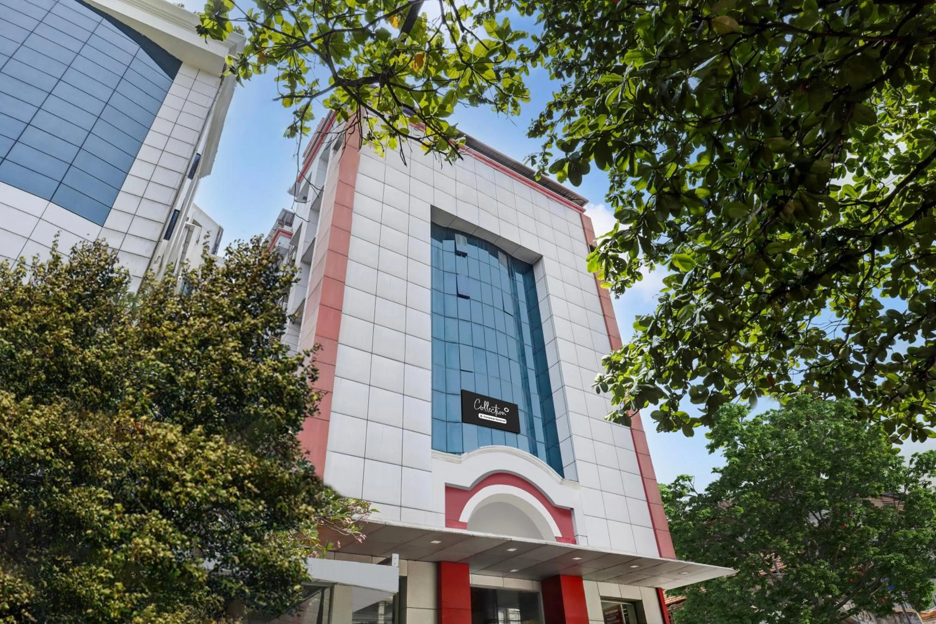 Facade/entrance in Super Collection O M G Road