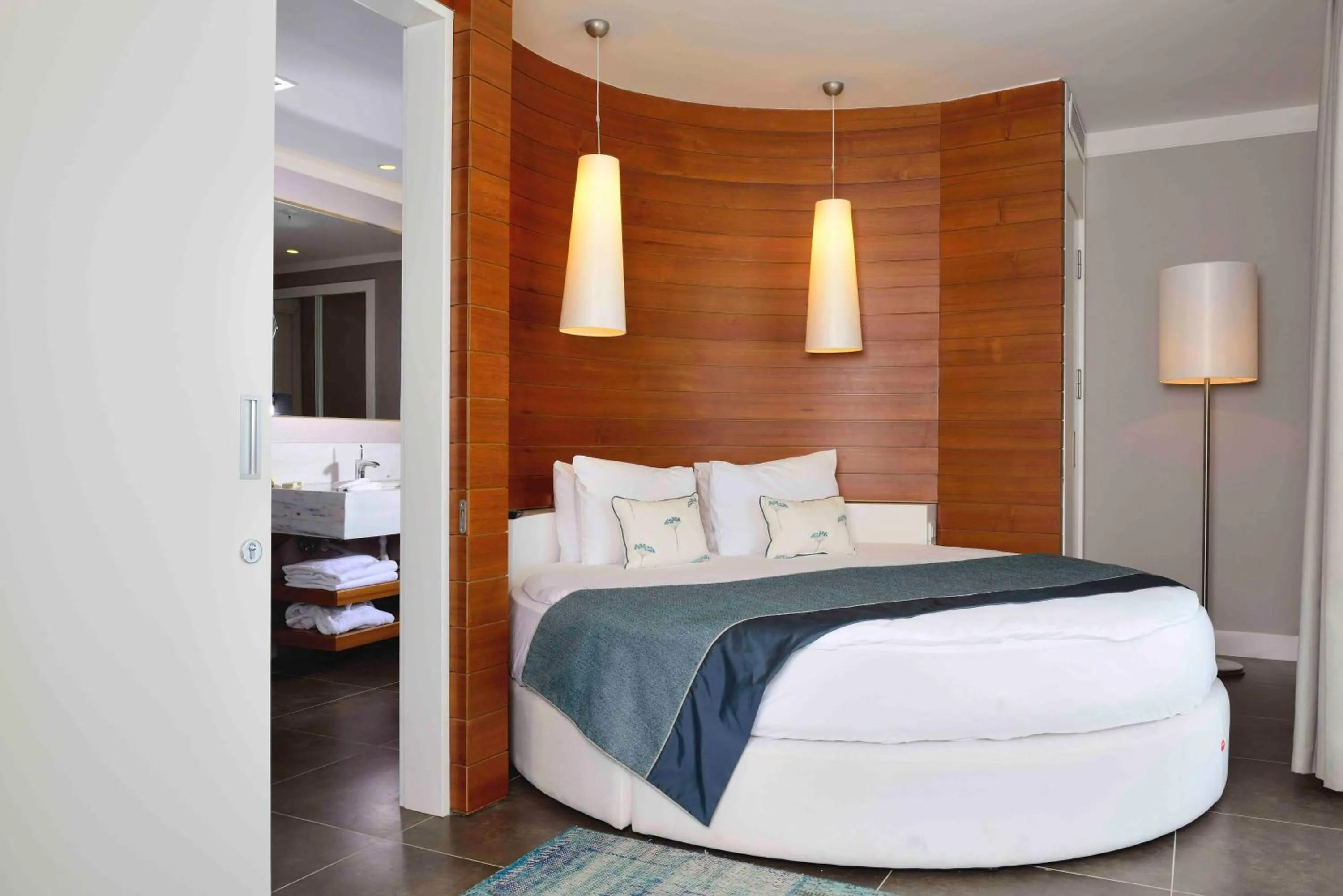 Bed in Sundance Suites Hotel