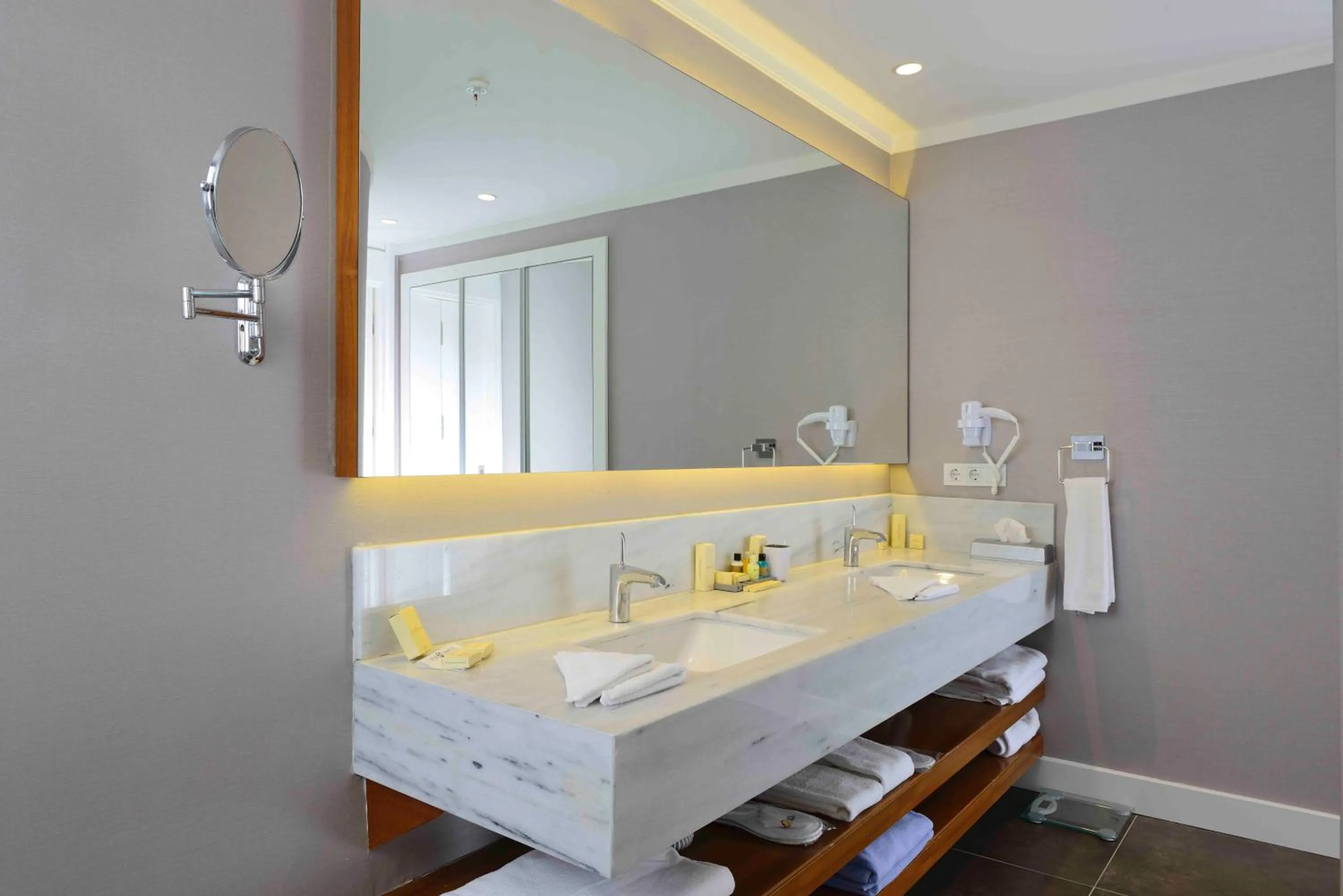 Bathroom in Sundance Suites Hotel