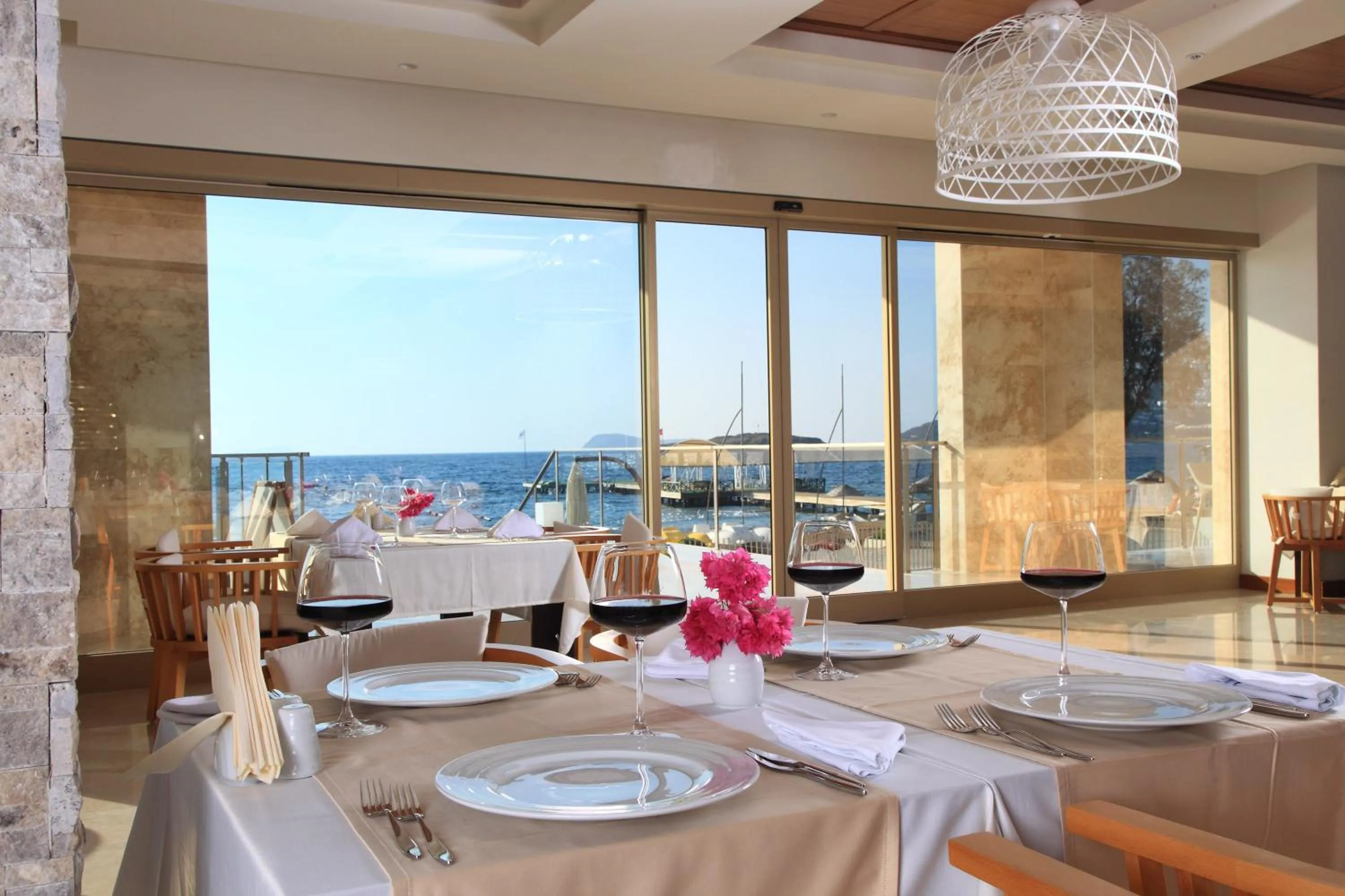 Restaurant/places to eat in Sundance Suites Hotel