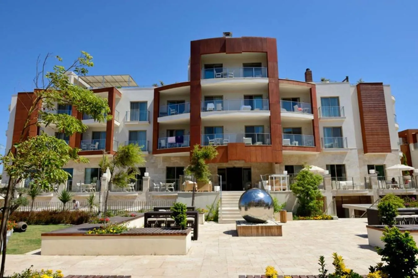 Property building in Sundance Suites Hotel