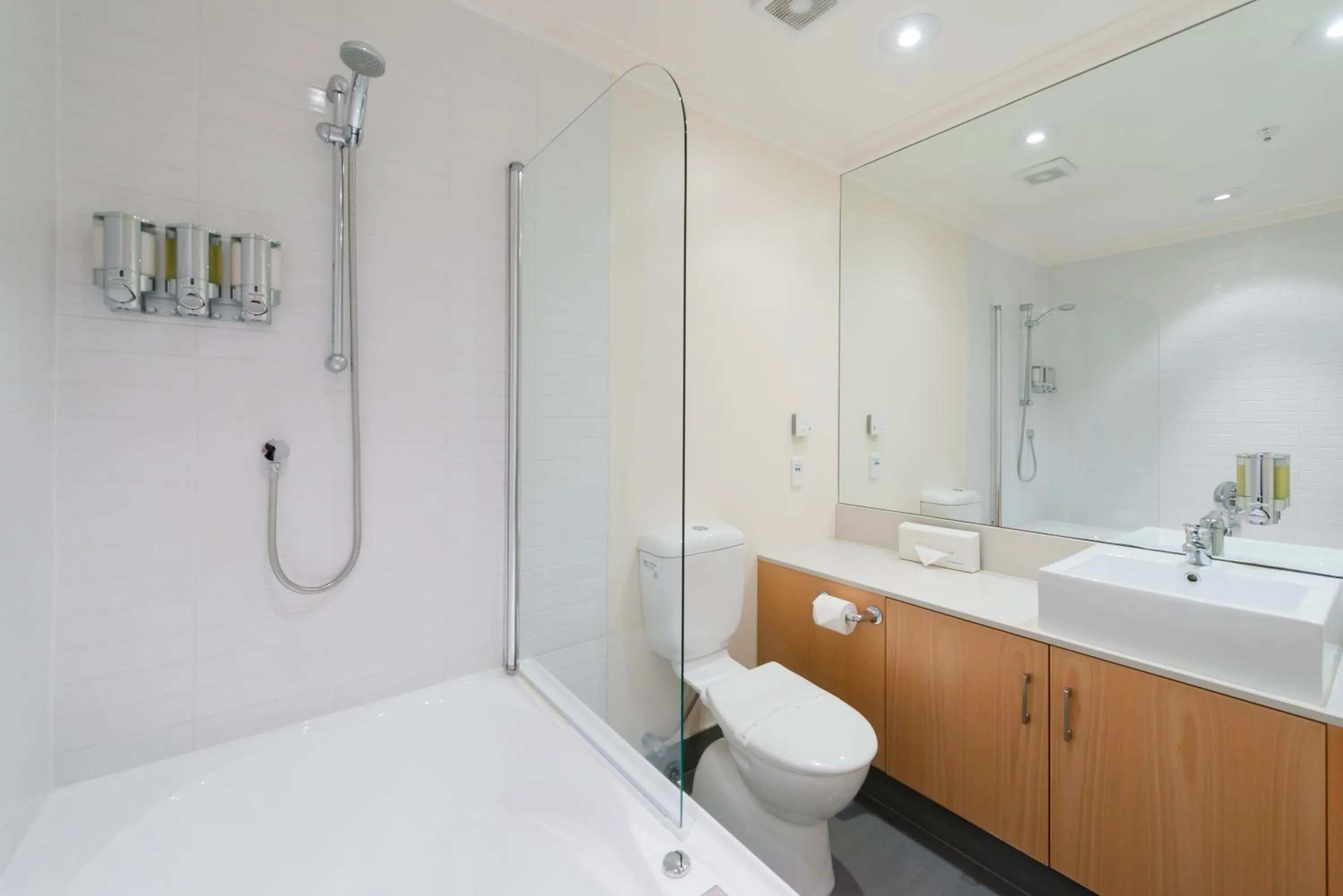 Shower in Paihia Beach Resort & Spa Hotel