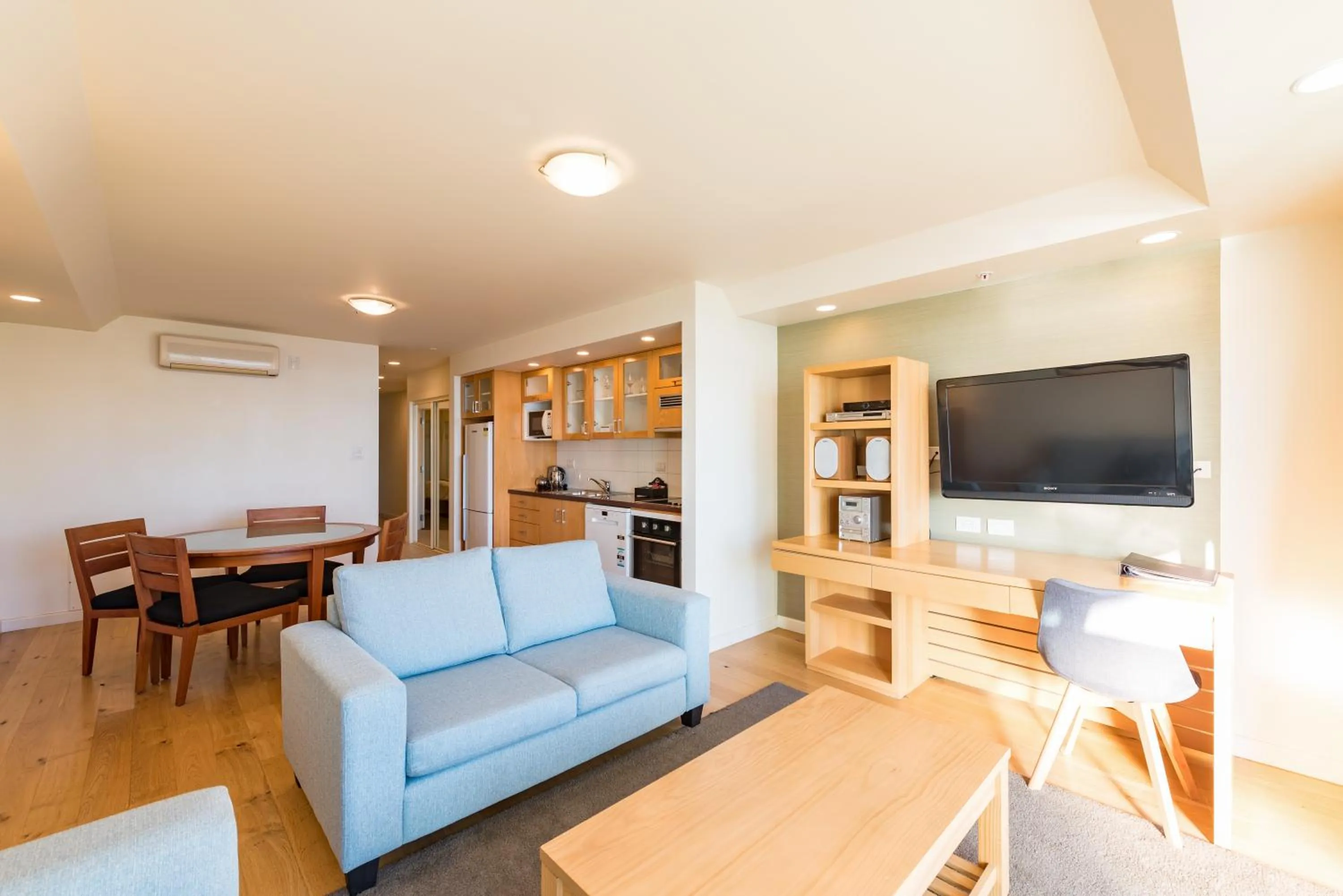 Communal lounge/ TV room in Paihia Beach Resort & Spa Hotel