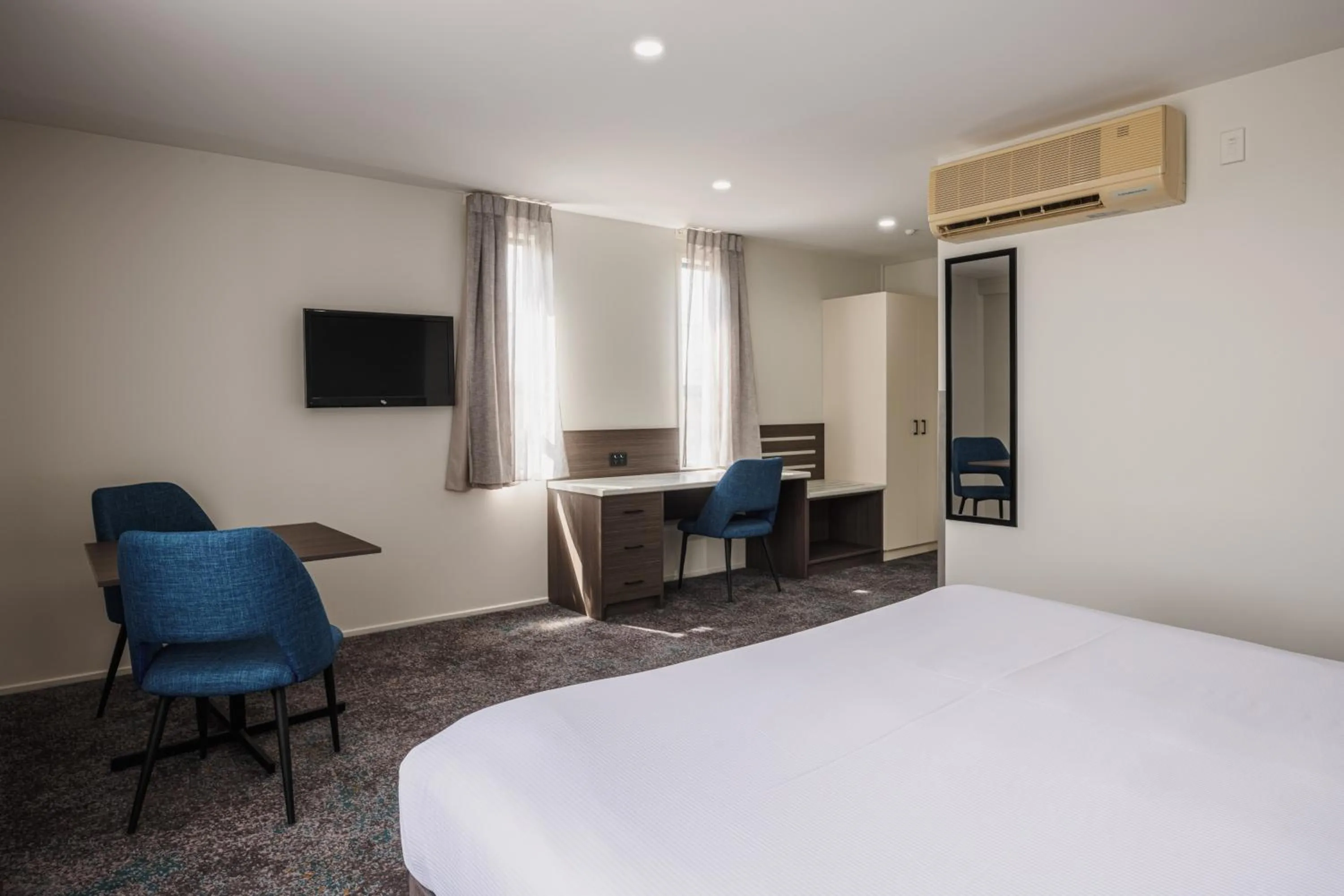 TV and multimedia, Bed in Heartland Hotel Auckland Airport