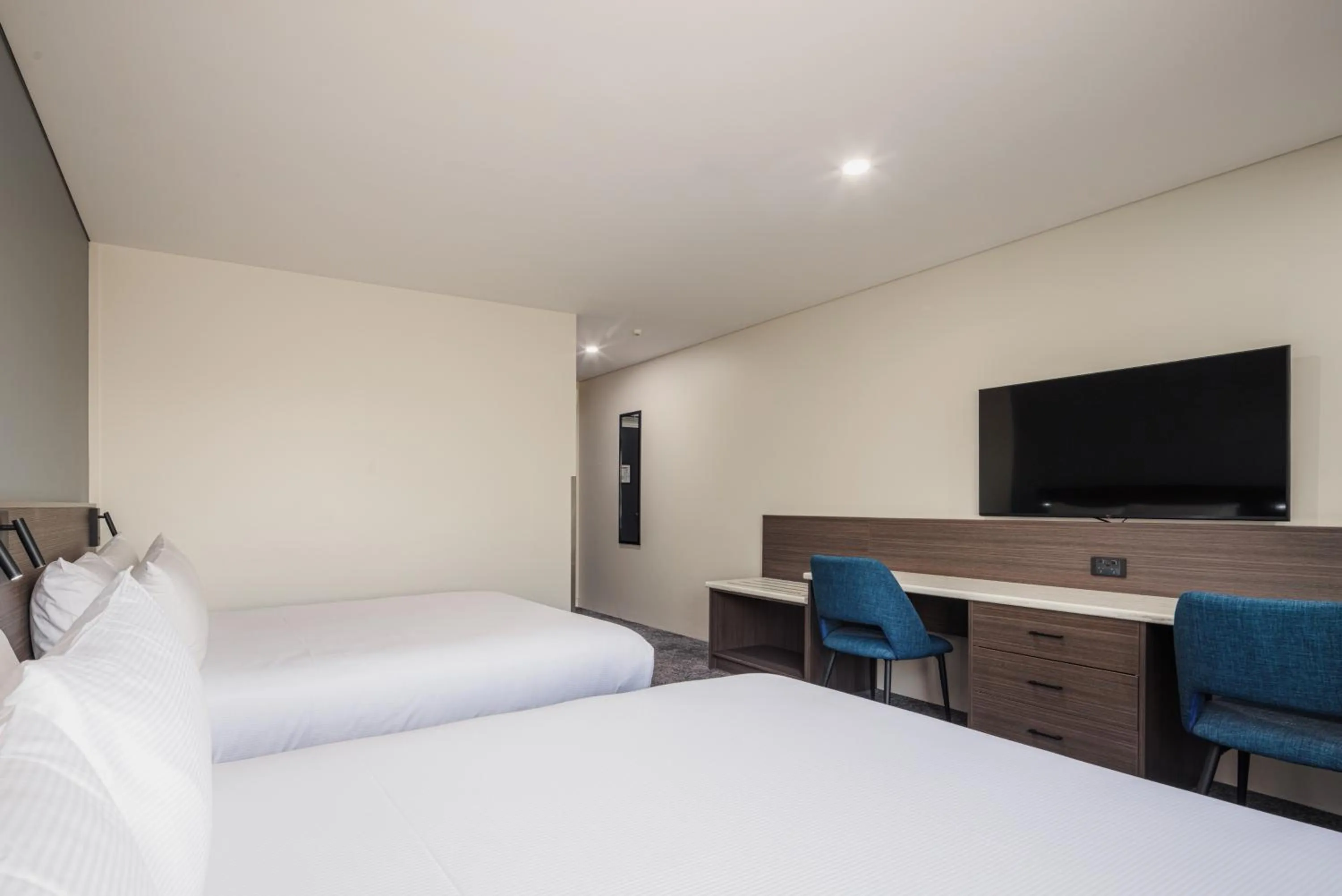 Bed in Heartland Hotel Auckland Airport