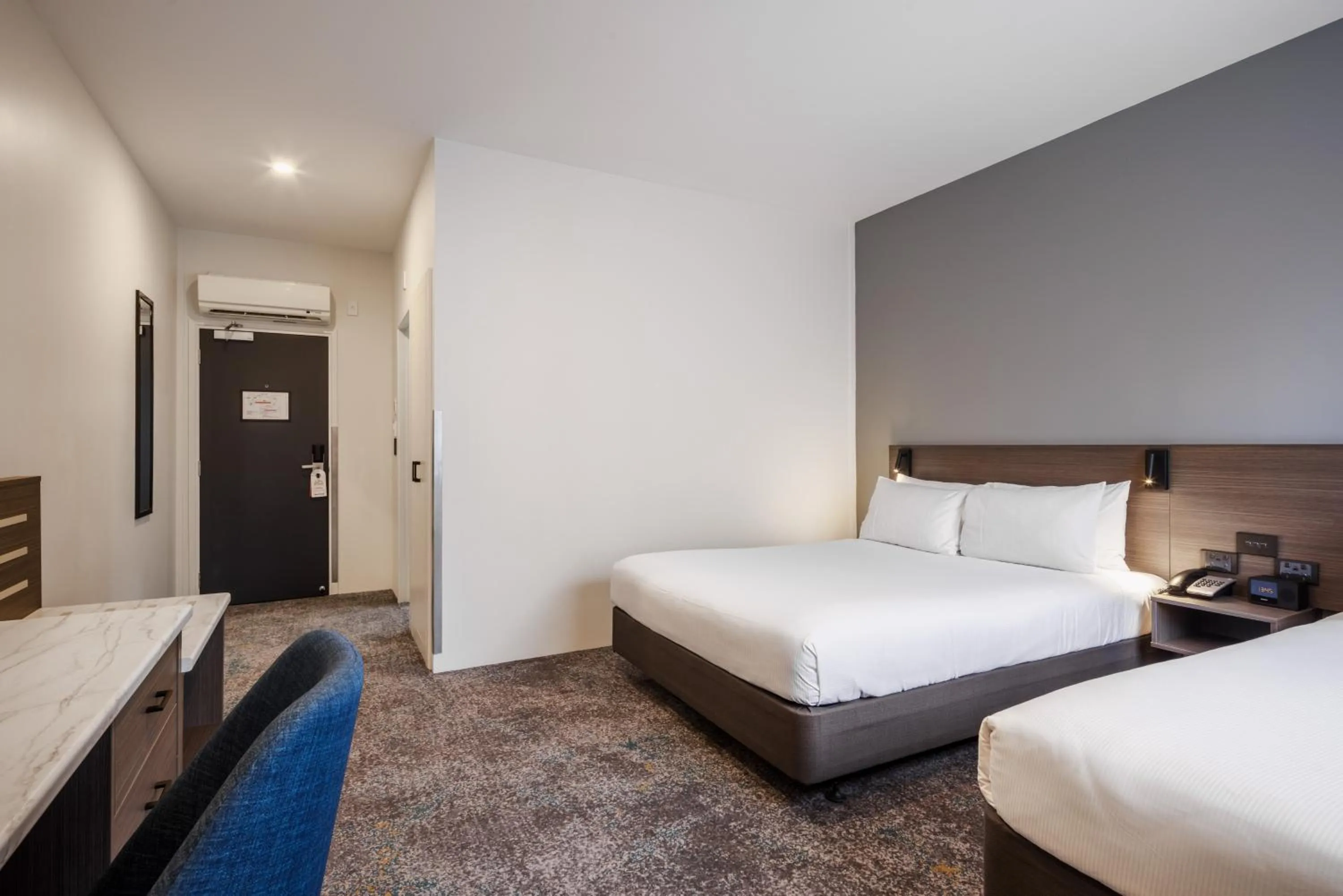 Photo of the whole room, Bed in Heartland Hotel Auckland Airport