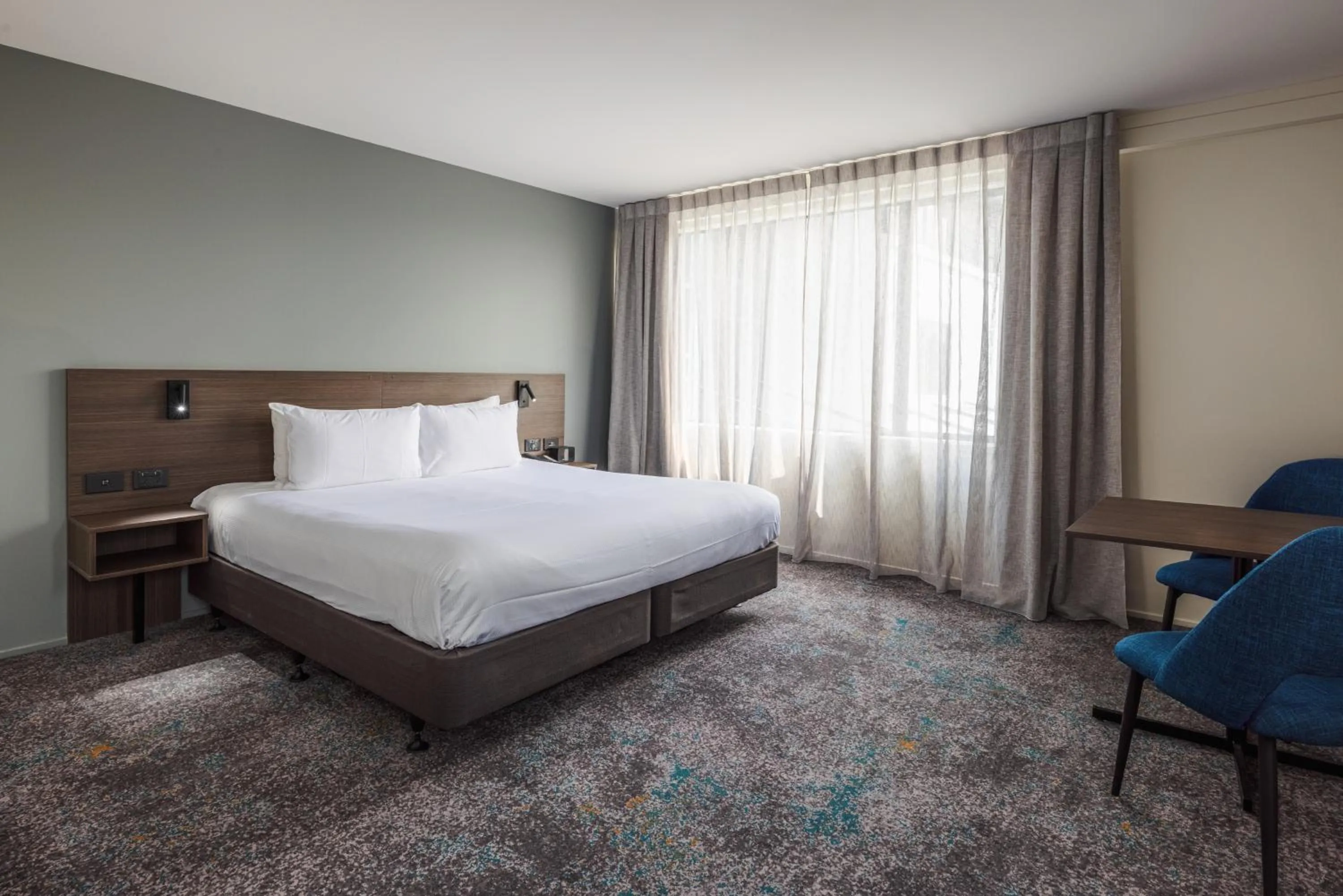 Bed in Heartland Hotel Auckland Airport