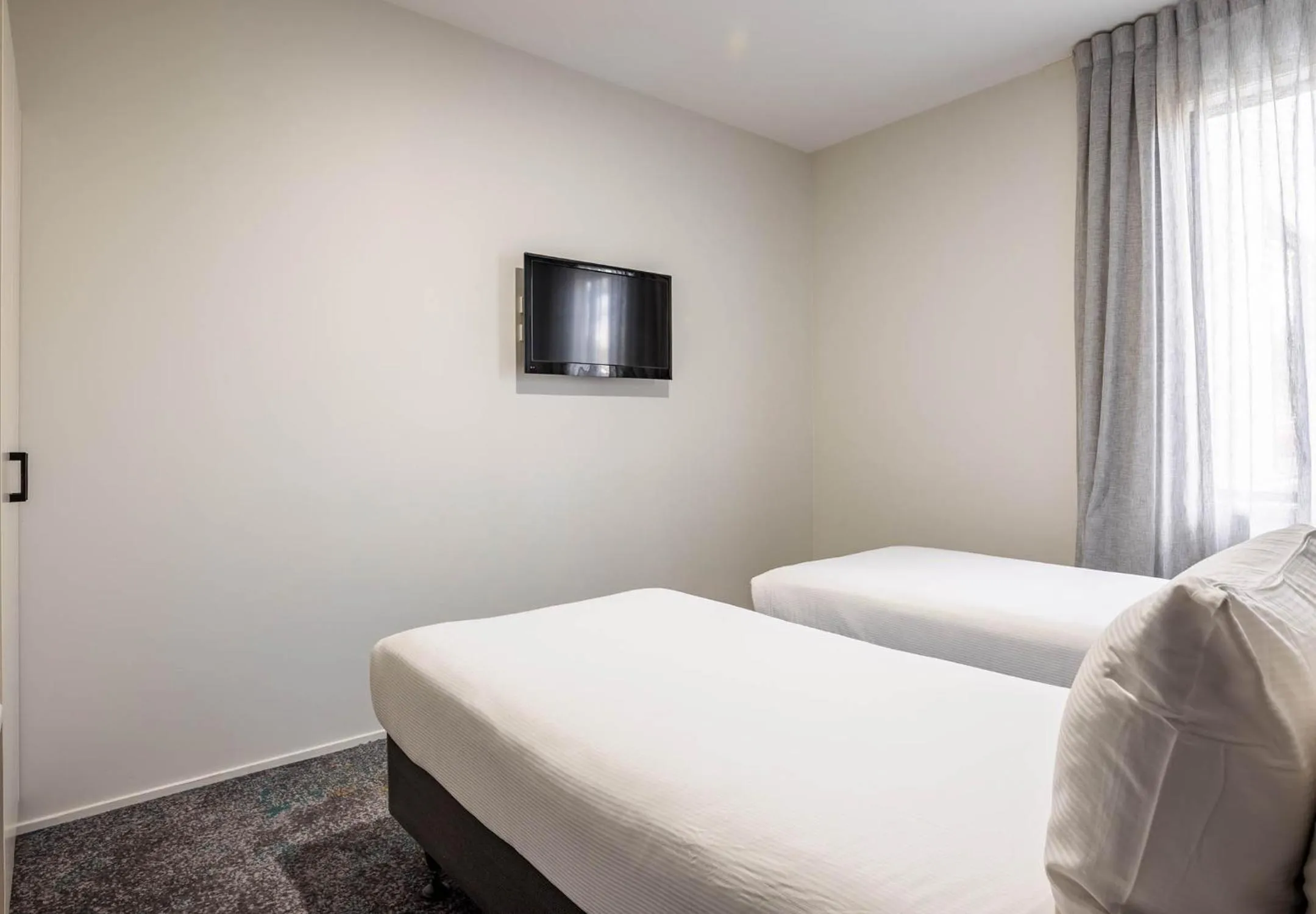 TV and multimedia, Bed in Heartland Hotel Auckland Airport