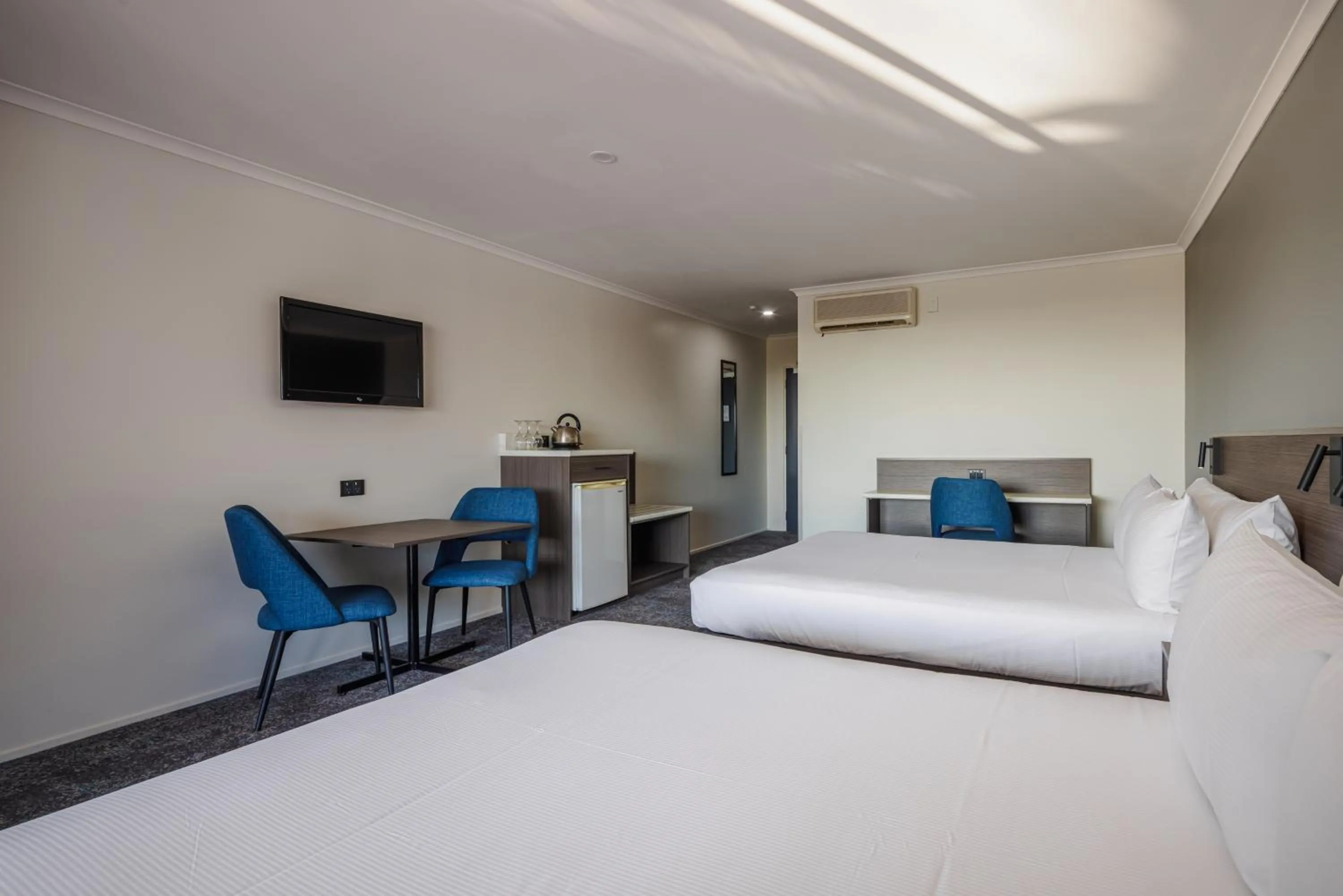 TV and multimedia, Bed in Heartland Hotel Auckland Airport