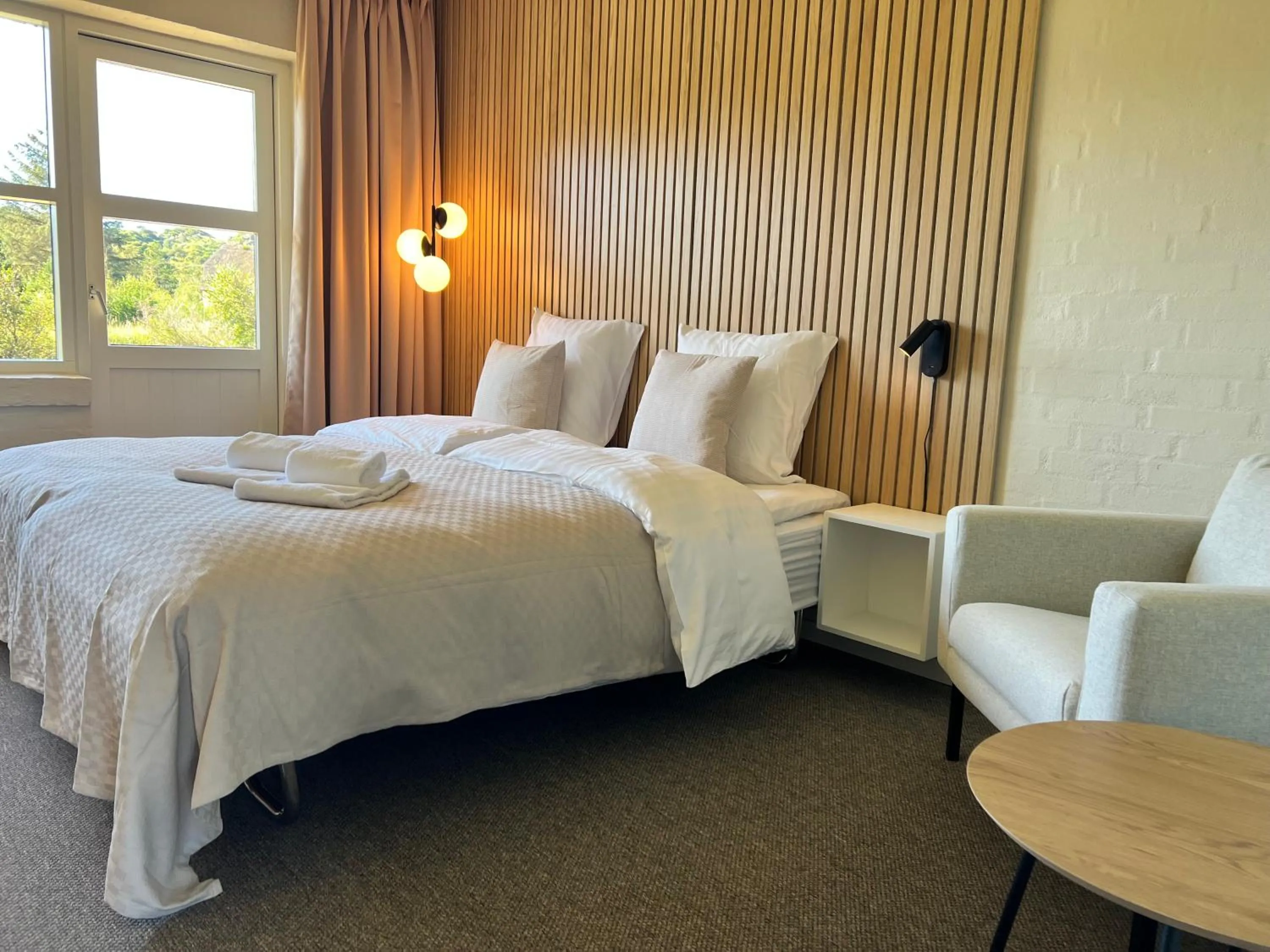 Bedroom, Bed in Strandhotel Klitrosen