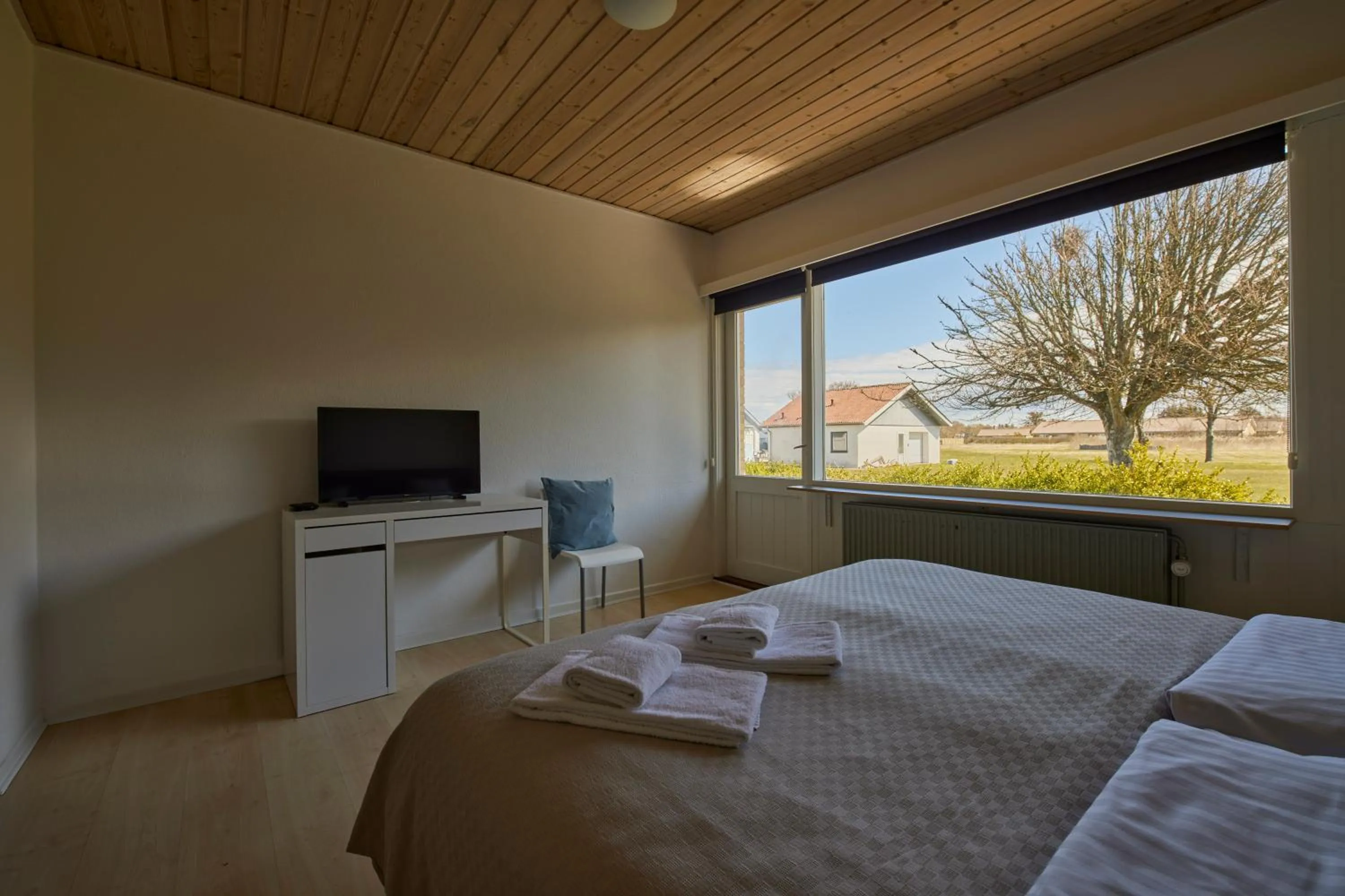 Photo of the whole room, Bed in Strandhotel Klitrosen