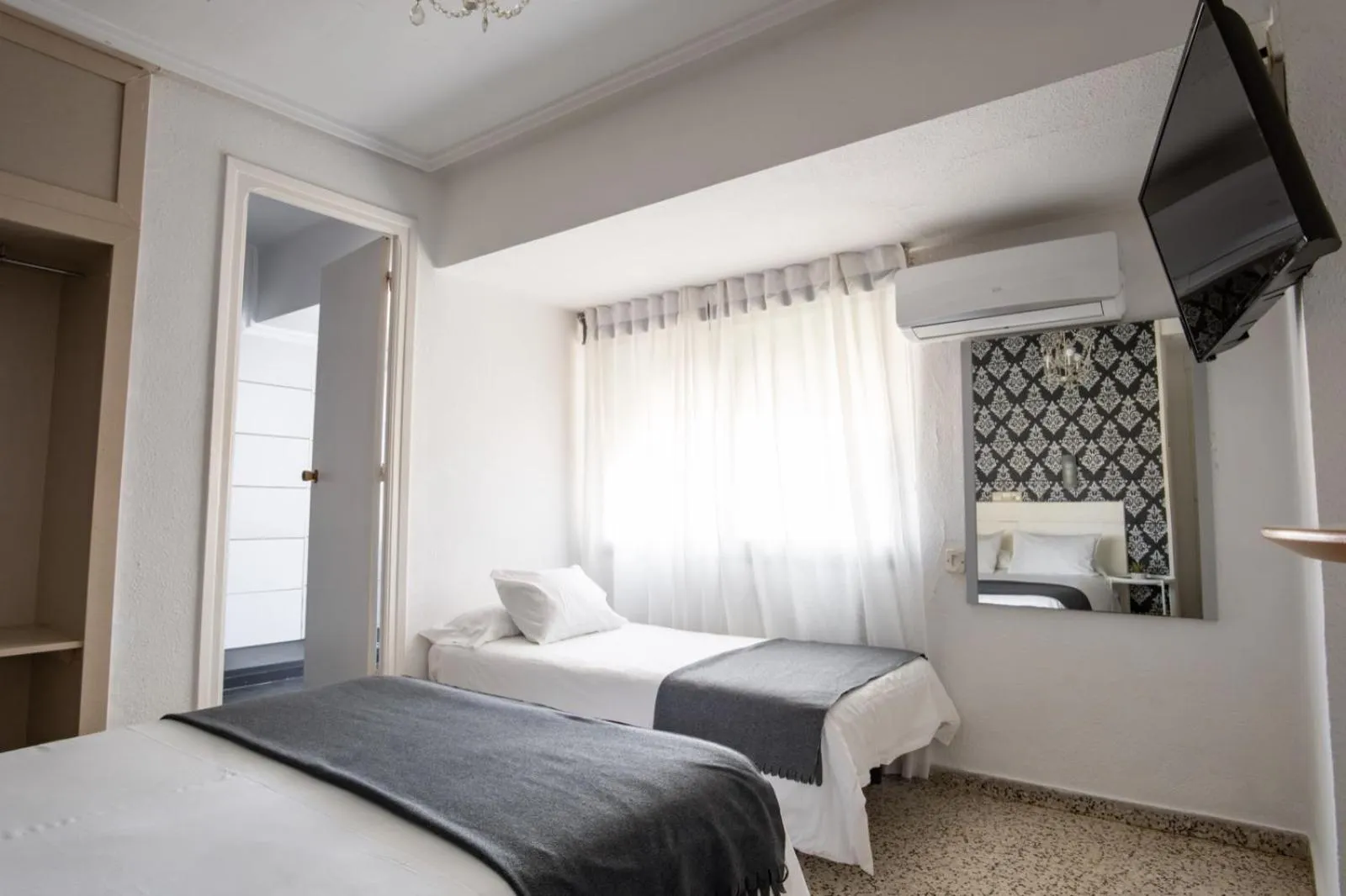 Decorative detail, Bed in Hostal On Dormire Valencia