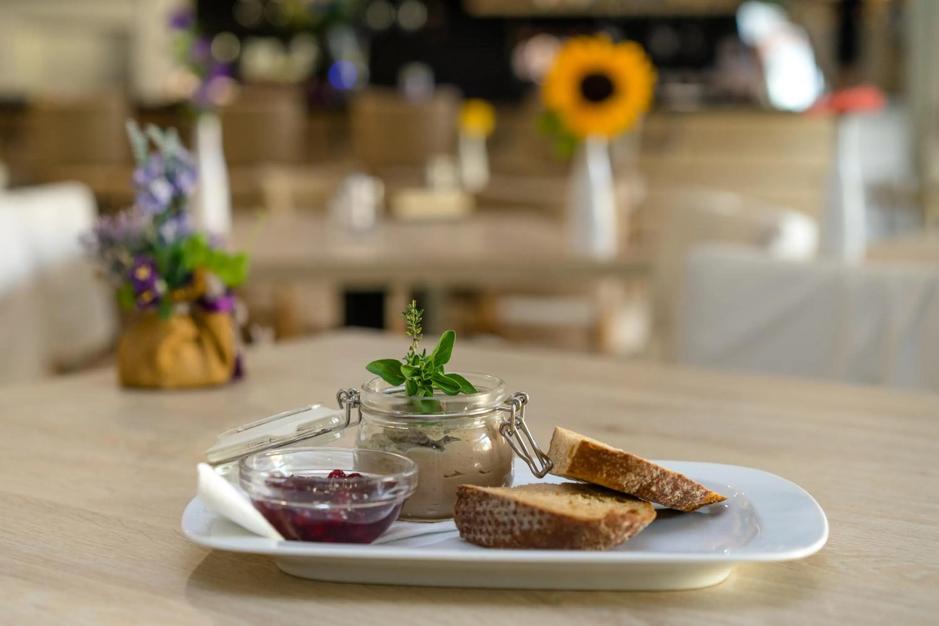 Restaurant/places to eat in BIVIO hotel