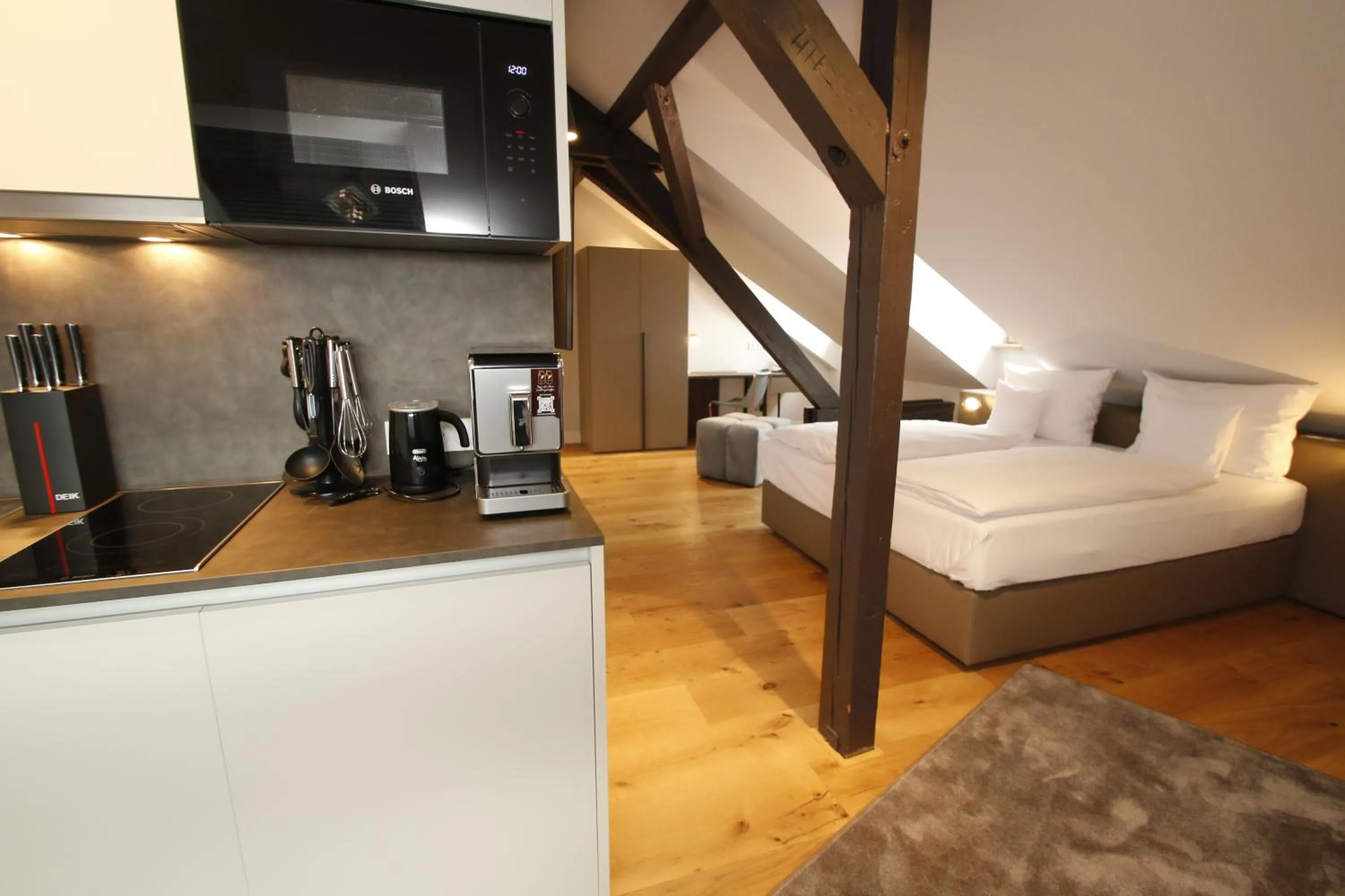 Kitchen or kitchenette, Bed in Amelie No 1 Hotel & Appartements