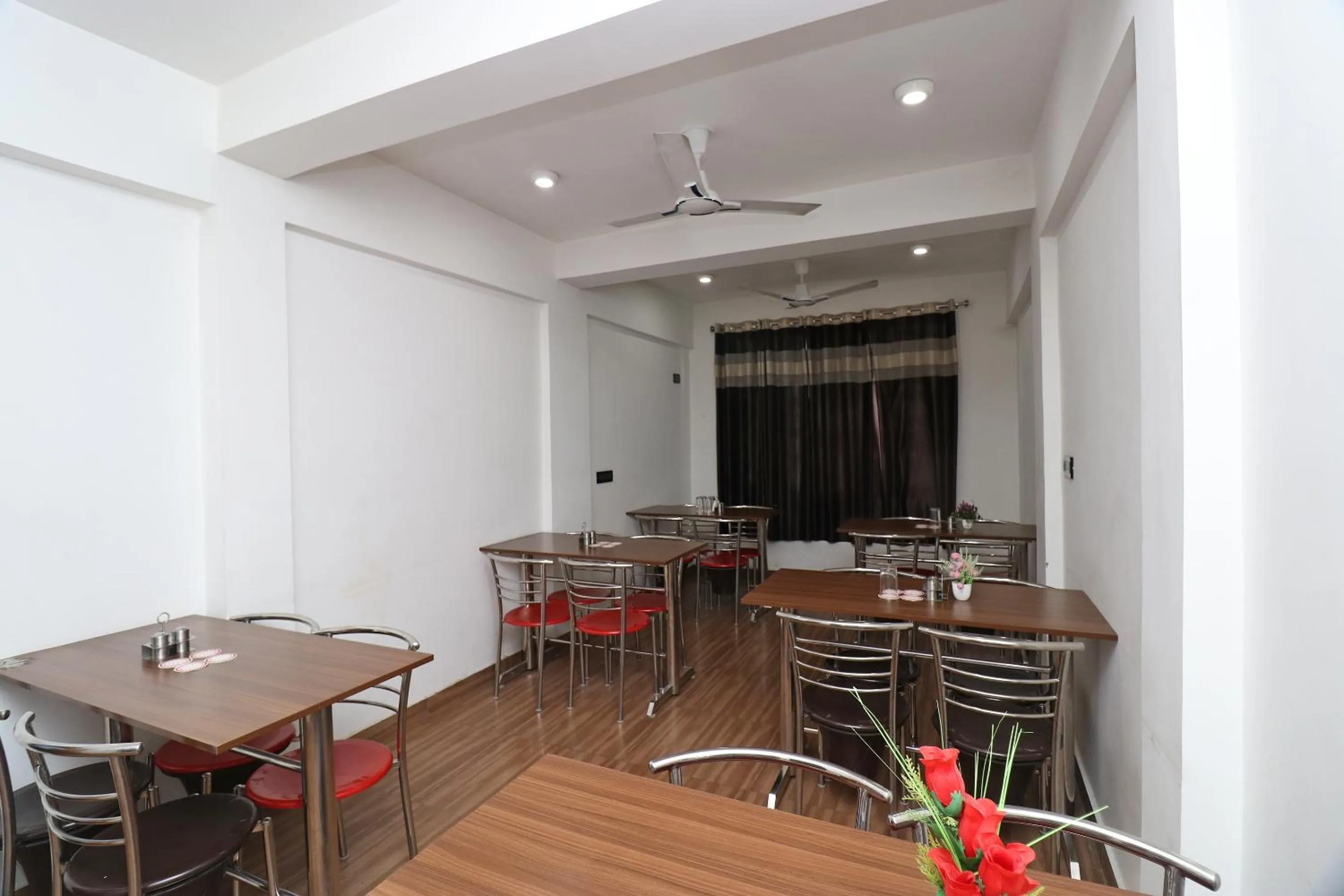 Restaurant/places to eat in Hotel O Abc Residency