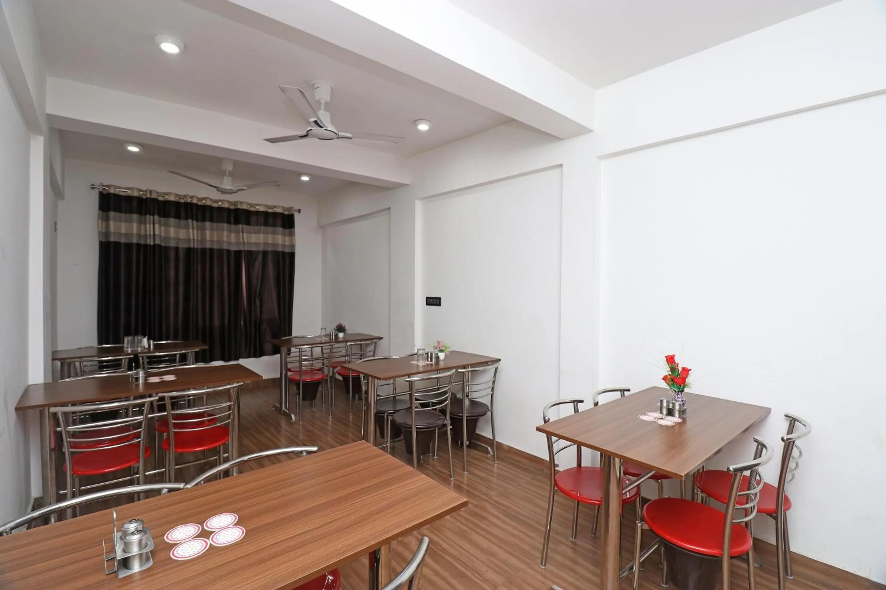 Restaurant/places to eat in Hotel O Abc Residency