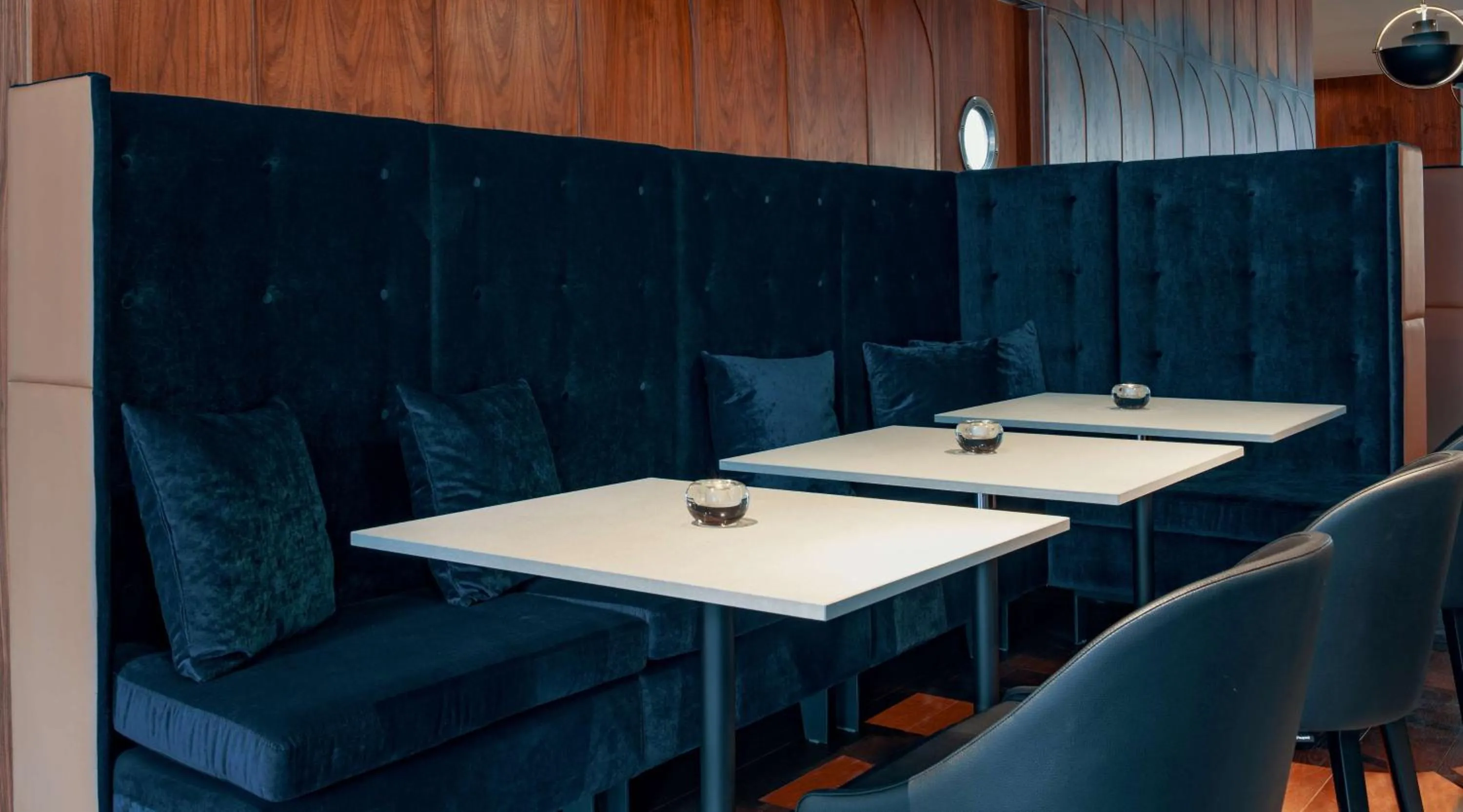 Lounge or bar in Radisson Hotel & Apartments Gdansk