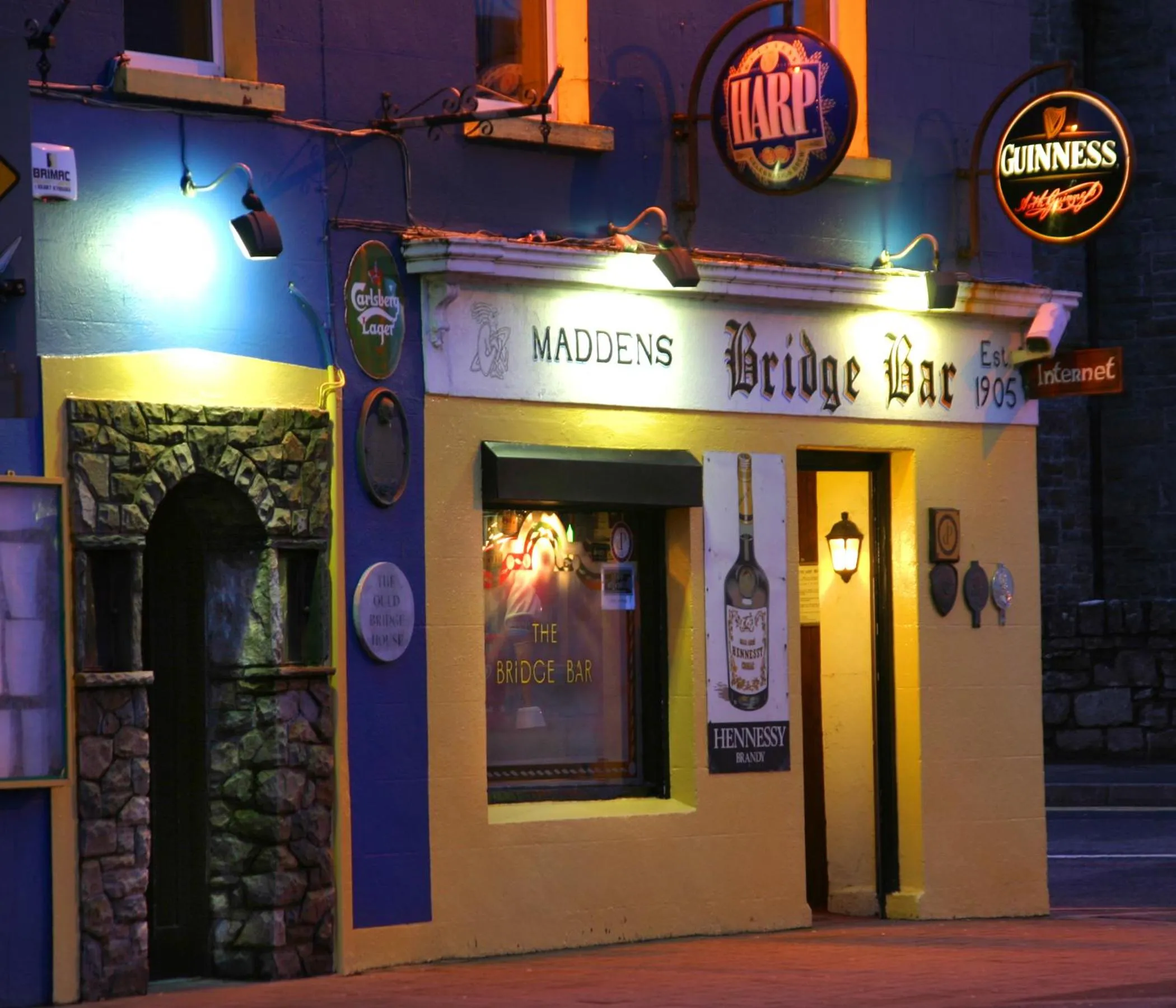 Facade/entrance in Maddens Bridge Bar & Guesthouse